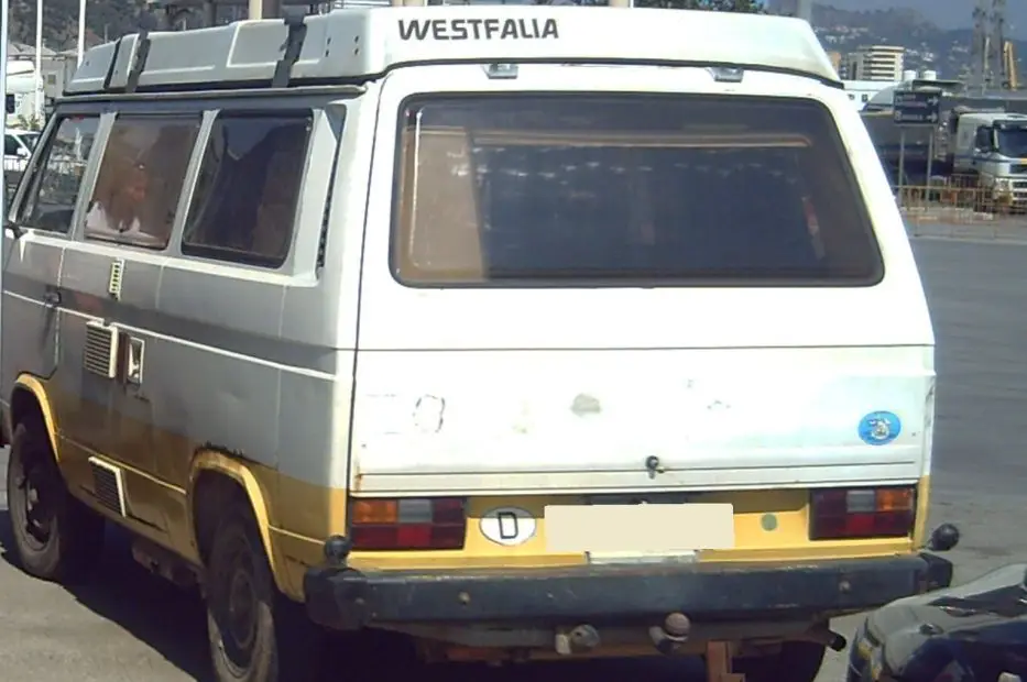 Este modelo tem a particularidade de ter uma faixa em amarelo na parte de baixo da carroçaria