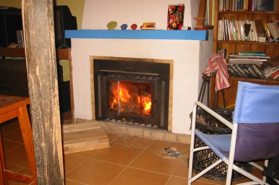 A casa tinha uma lareira no interior. E a polícia procura quem a possa ter frequentado