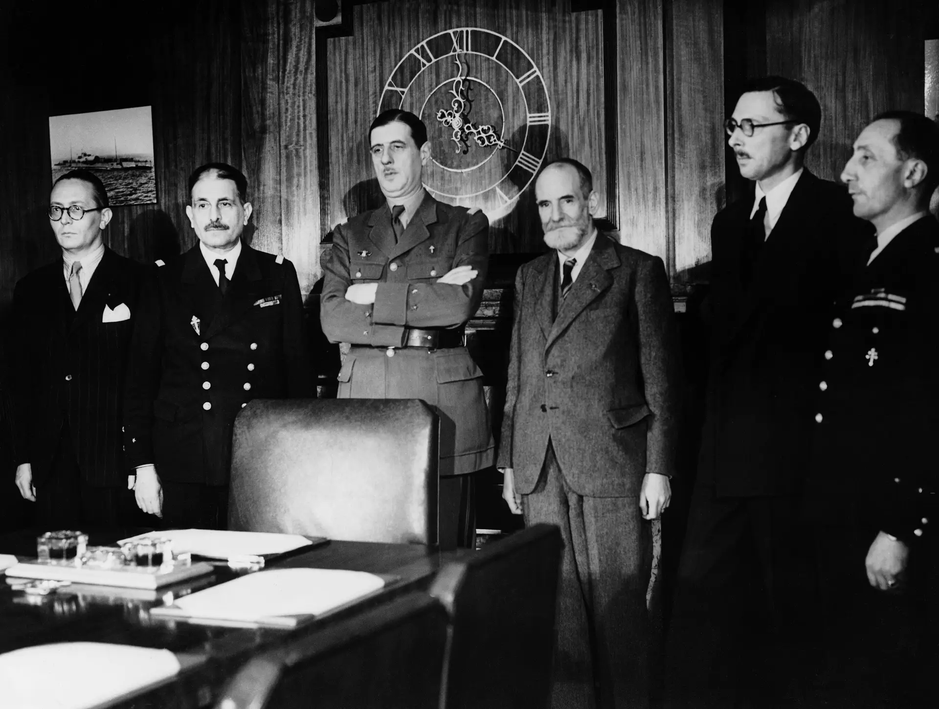 De Gaulle, ao centro na foto, numa reunião do Governo francês