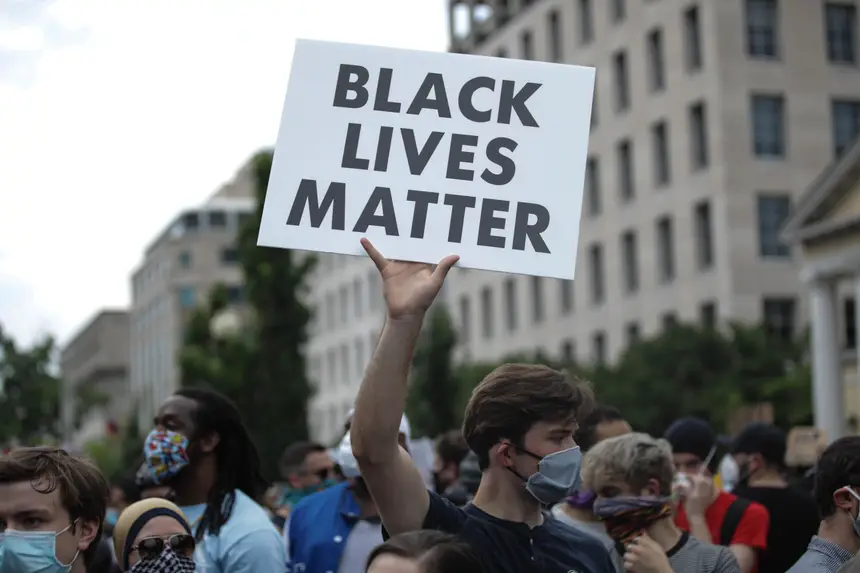 Expresso | Caso Floyd. Milhares de pessoas nas ruas de Londres e ...