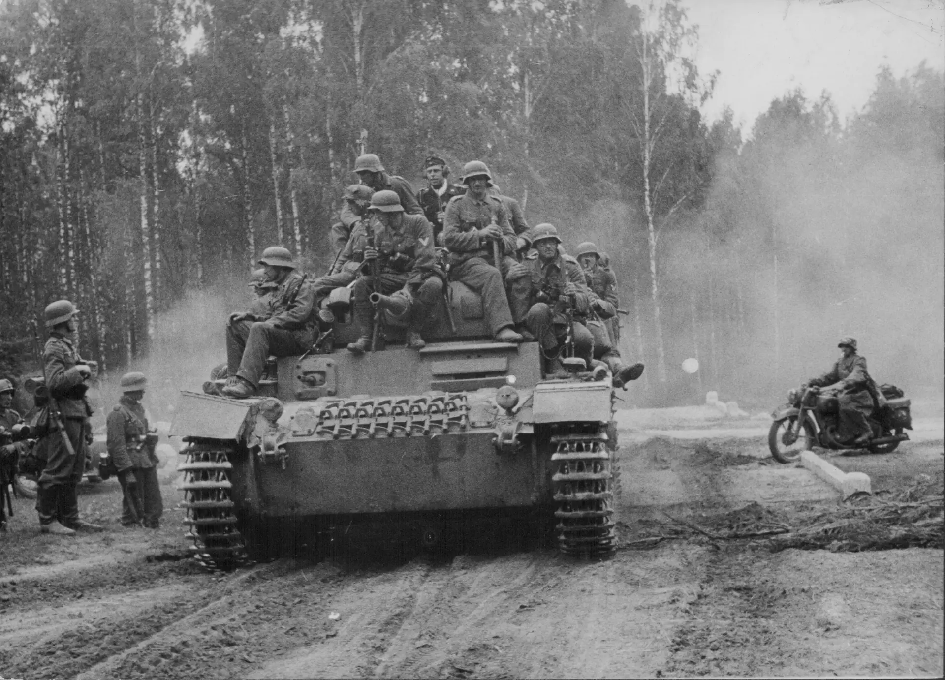 Panzer III transportando infantaria de apoio após a rutura do dispositivo francês