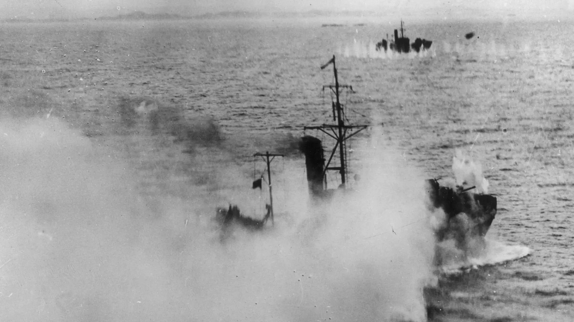 Aviões britânicos atacando navios alemães nos mares da Noruega