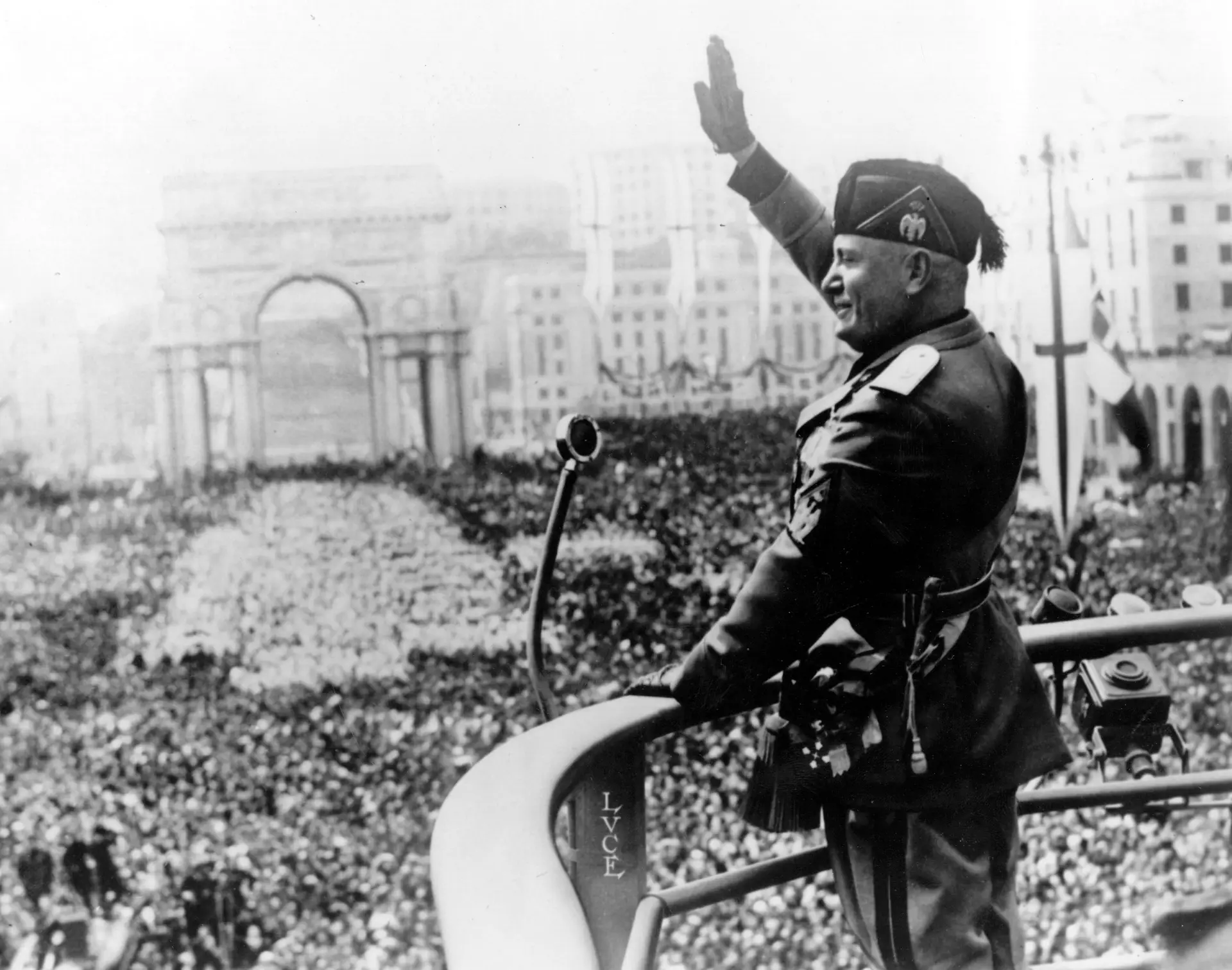 Mussolini a discursar num comício