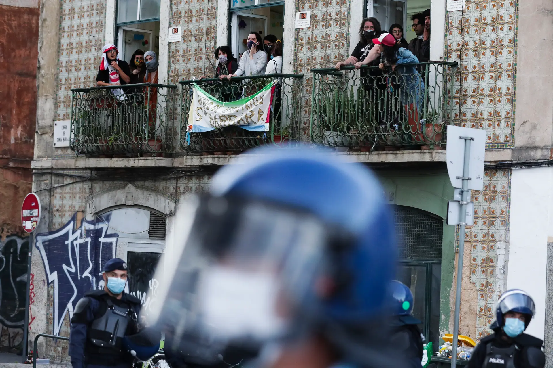 Feridos, gás pimenta, bastonadas, carga policial: o despejo de um centro de apoio a carenciados em Lisboa
