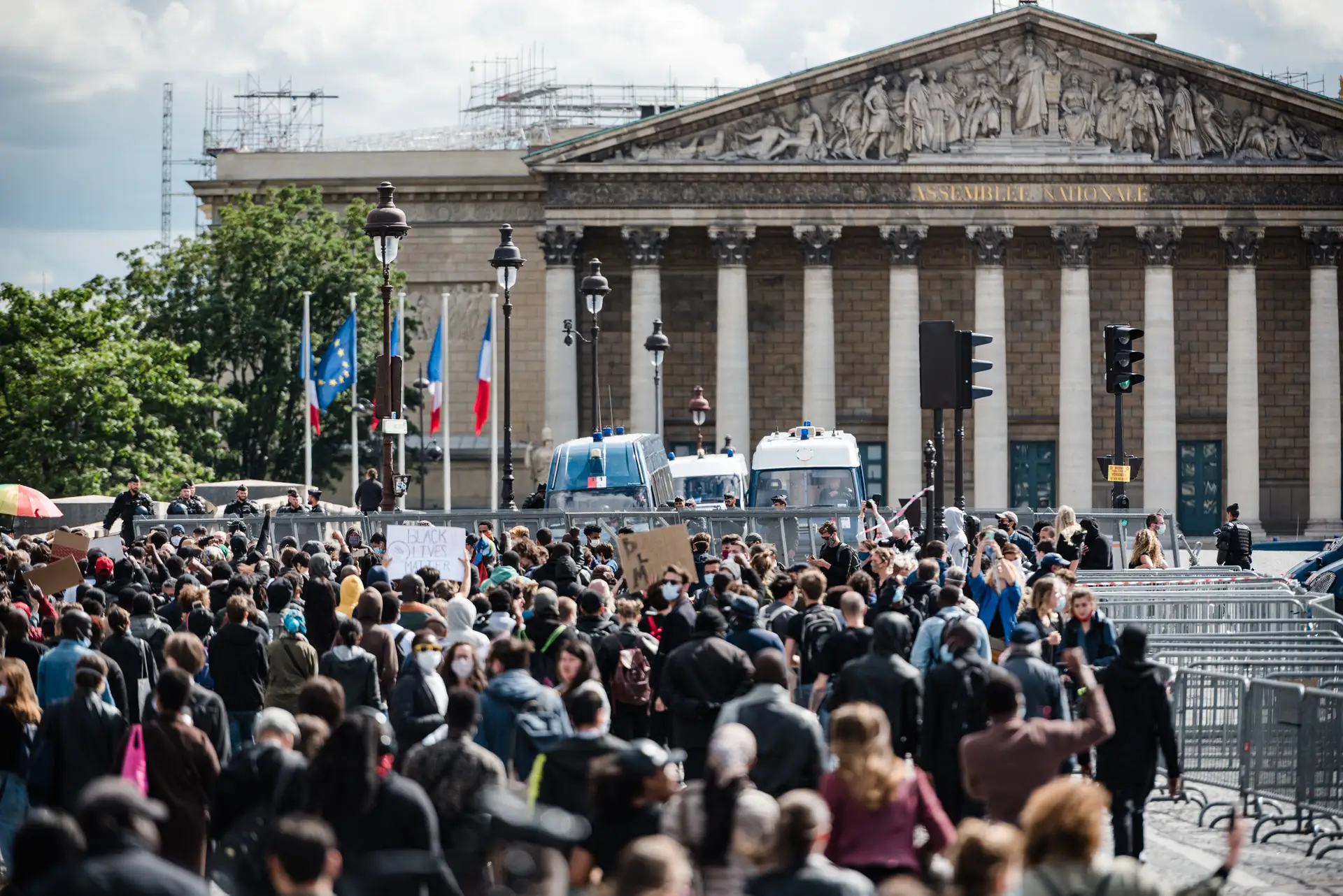 Parisienses voltam às ruas esta terça-feira, em protesto pela violência policial em casos como o de Gabriel Djordjevic, de 14 anos