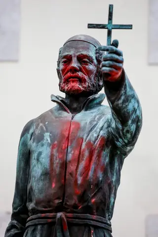 Cara do Padre António Vieira foi pintada com tinta vermelha