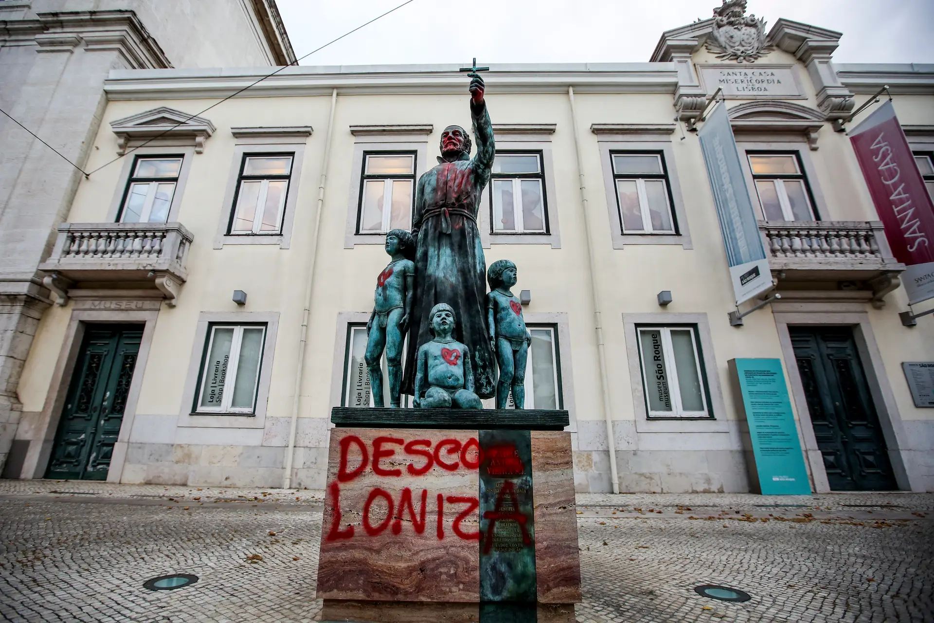Estátua do Padre António Vieira, no Largo Trindade Coelho, em Lisboa, alvo de vandalismo