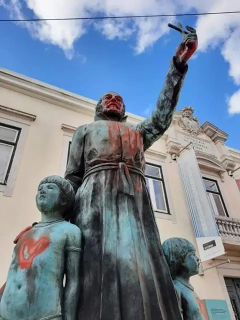 Estátua do Padre António Vieira vandalizada no Largo Trindade Coelho, em Lisboa