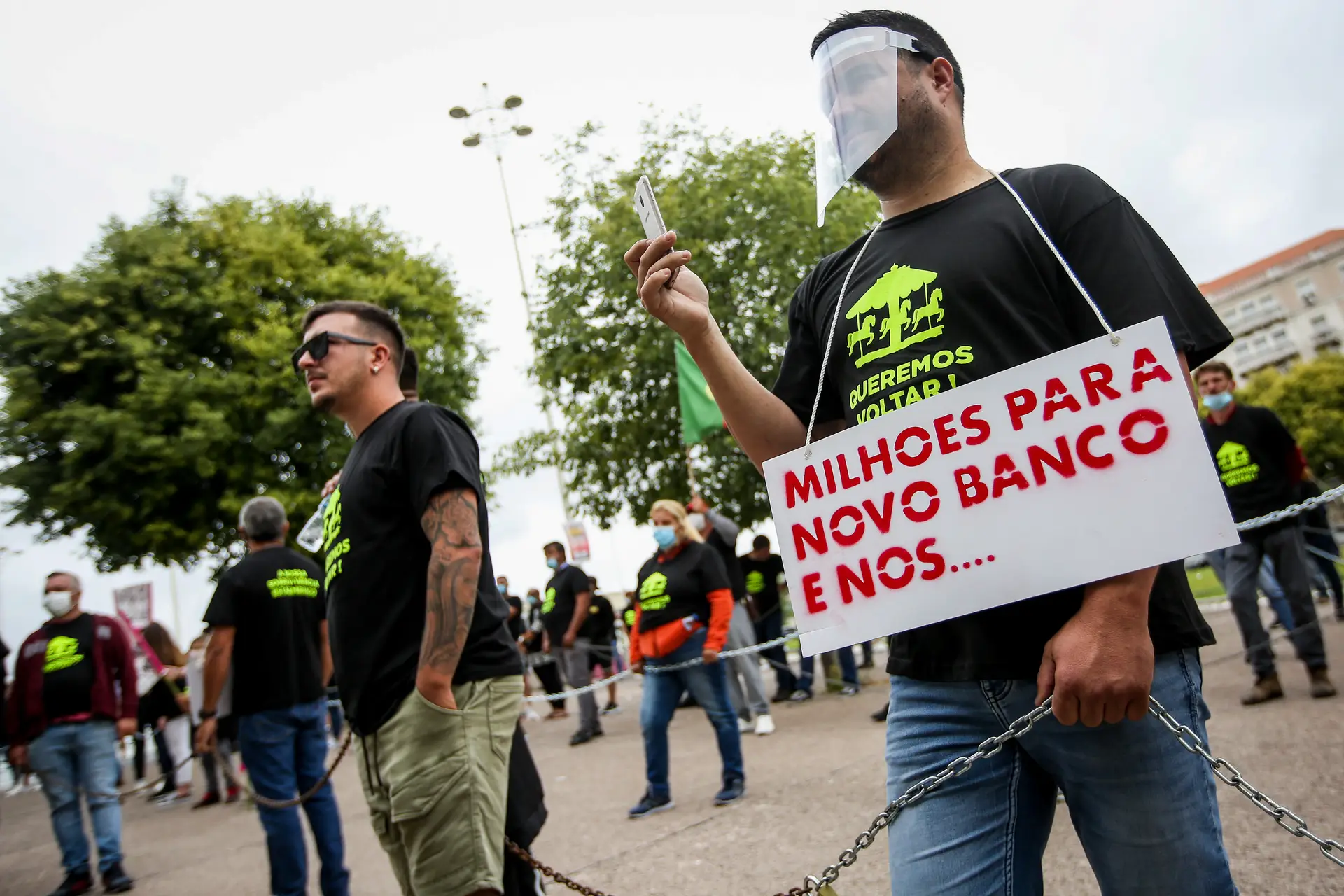 Covid-19. Empresários de diversão itinerante concentrados em protesto junto à DGS