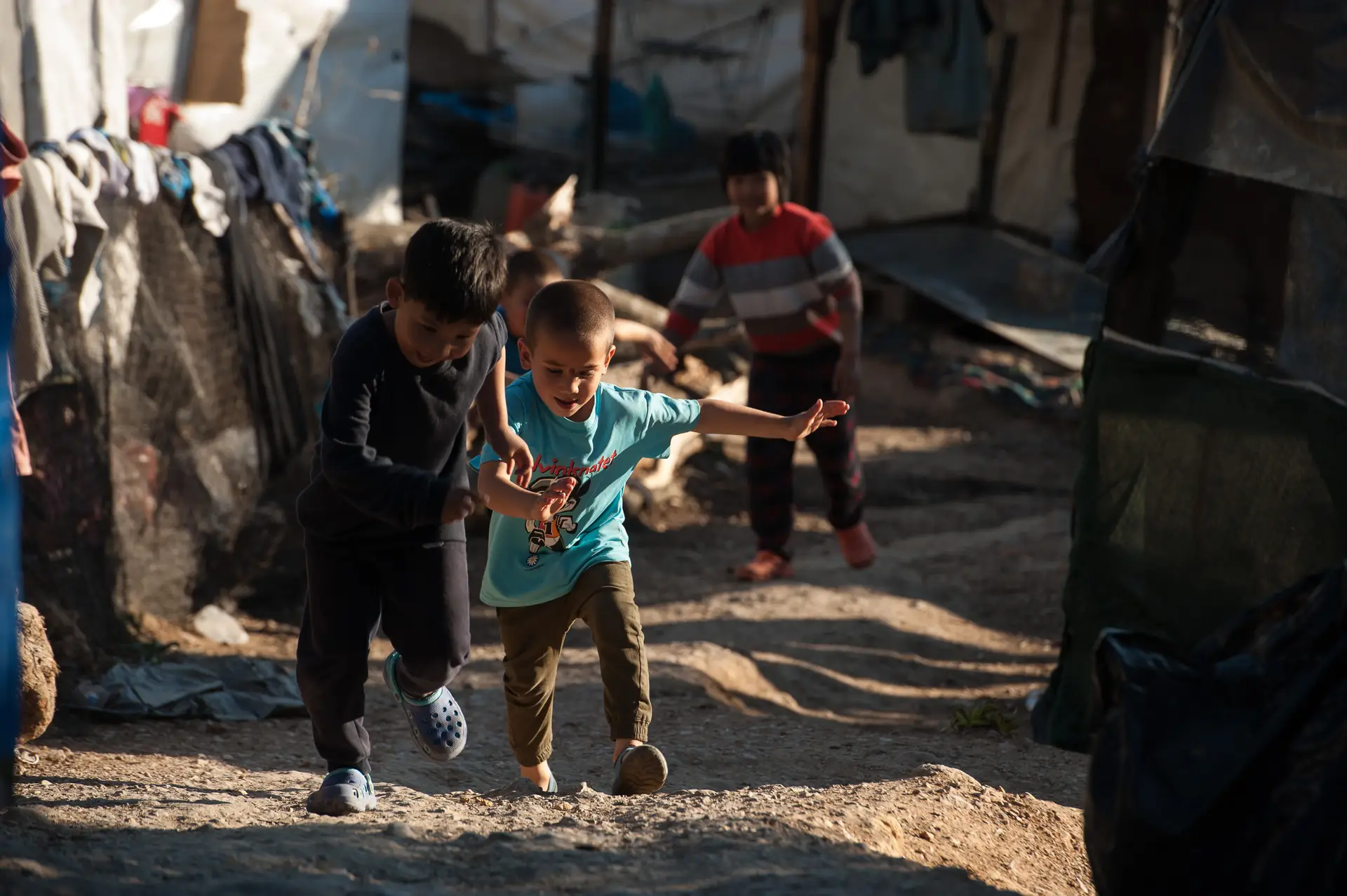 Crianças brincam junto ao maior campo de refugiados da Europa, na ilha grega de Lesbos