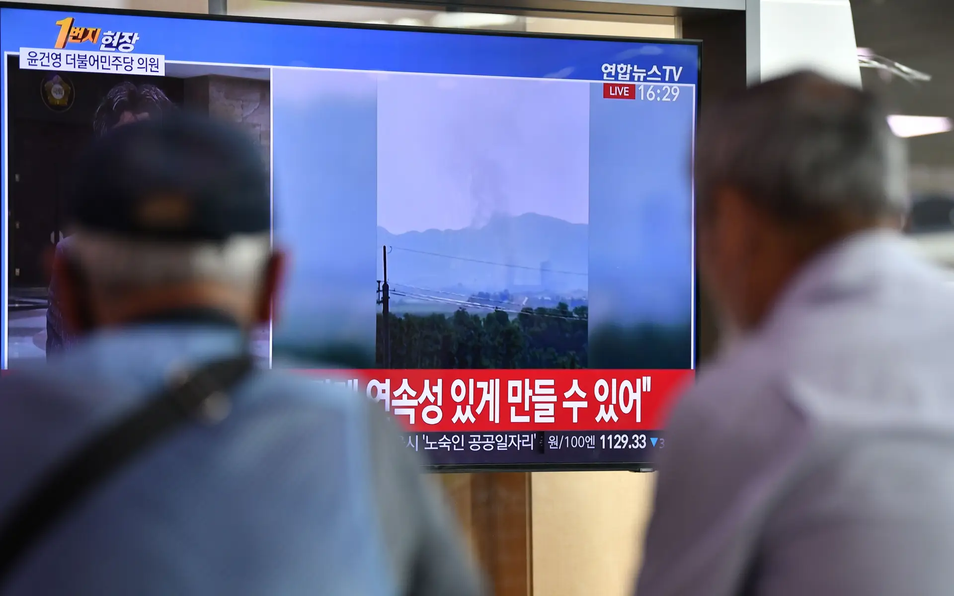 A televisão sul-coreana mostra um vídeo da demolição do um prédio que servia de centro para as negociações de paz intercoreanas
