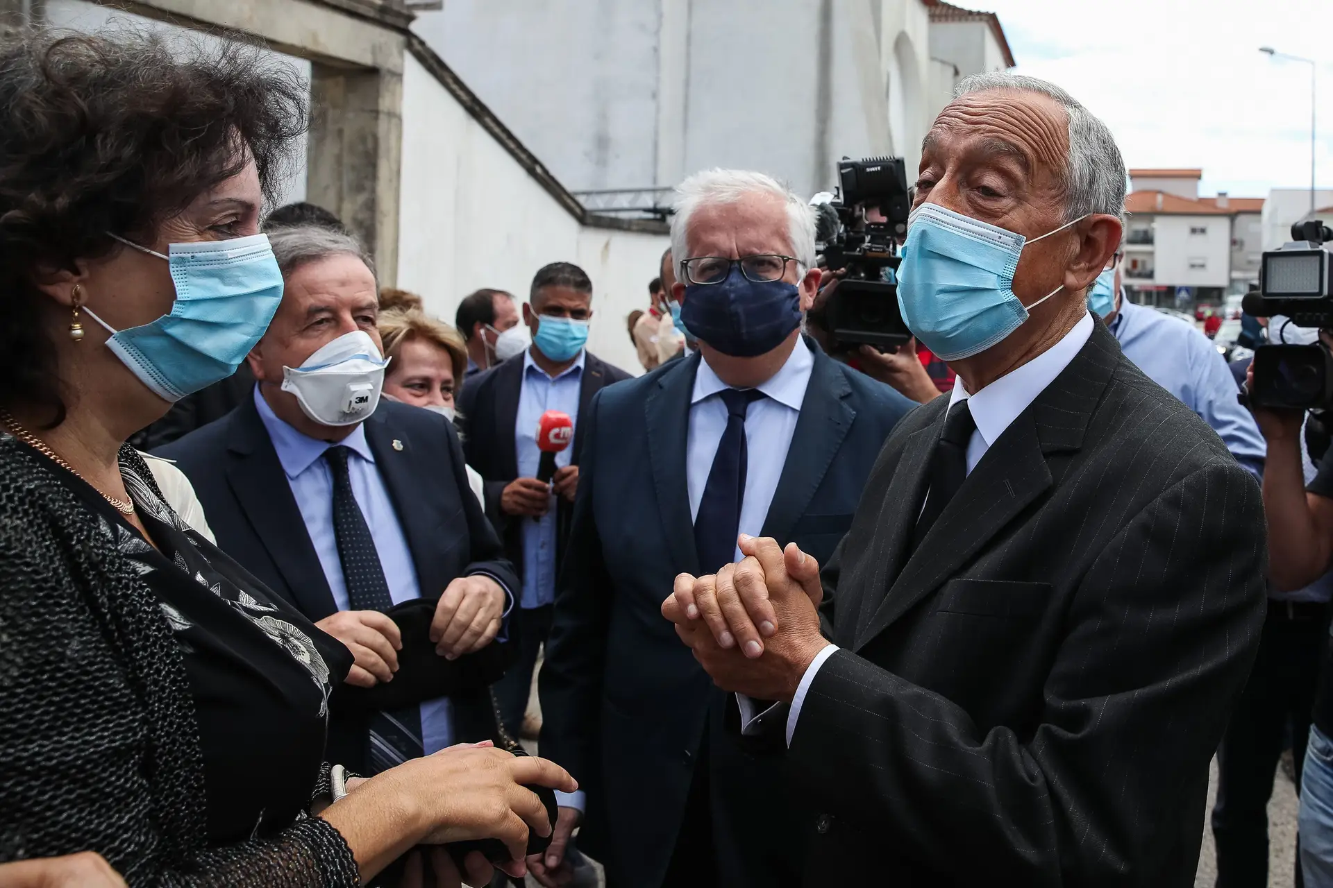 O Presidente da República, Marcelo Rebelo de Sousa, acompanhado pelo ministro da Administração Interna, Eduardo Cabrita, e pelo presidente da Câmara de Pedrógão Grande, Valdemar Alves, no final da missa em homenagem às vítimas dos incêndios de Pedrógão Grande, no Convento da Senhora do Carmo, em Figueiró dos Vinhos