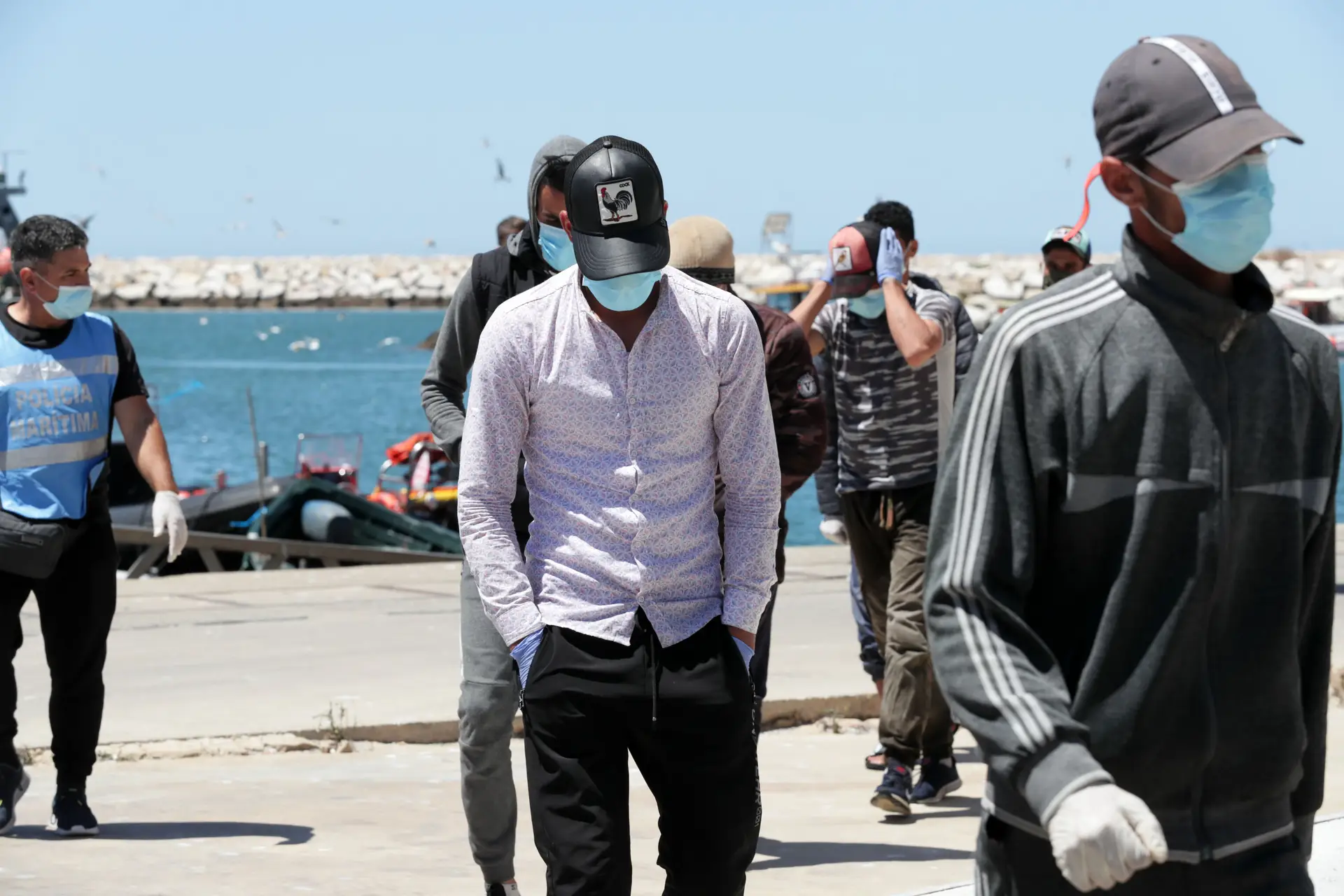 O grupo de migrantes intercetado a 15 de junho no Algarve, quando se preparava para desembarcar na praia de Vale do Lobo, na Quarteira