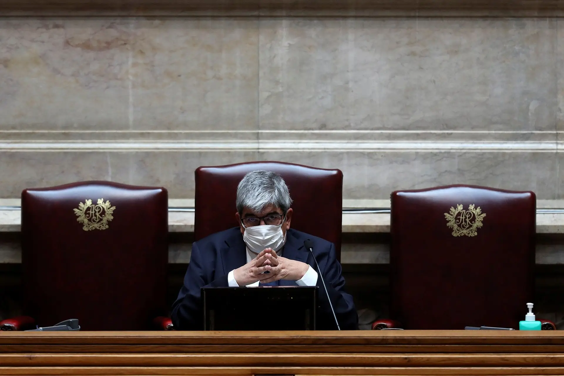 270 “leis covid” e 22 emendas a “vários erros”. Dispensa de revisão pode criar “problemas constitucionais”