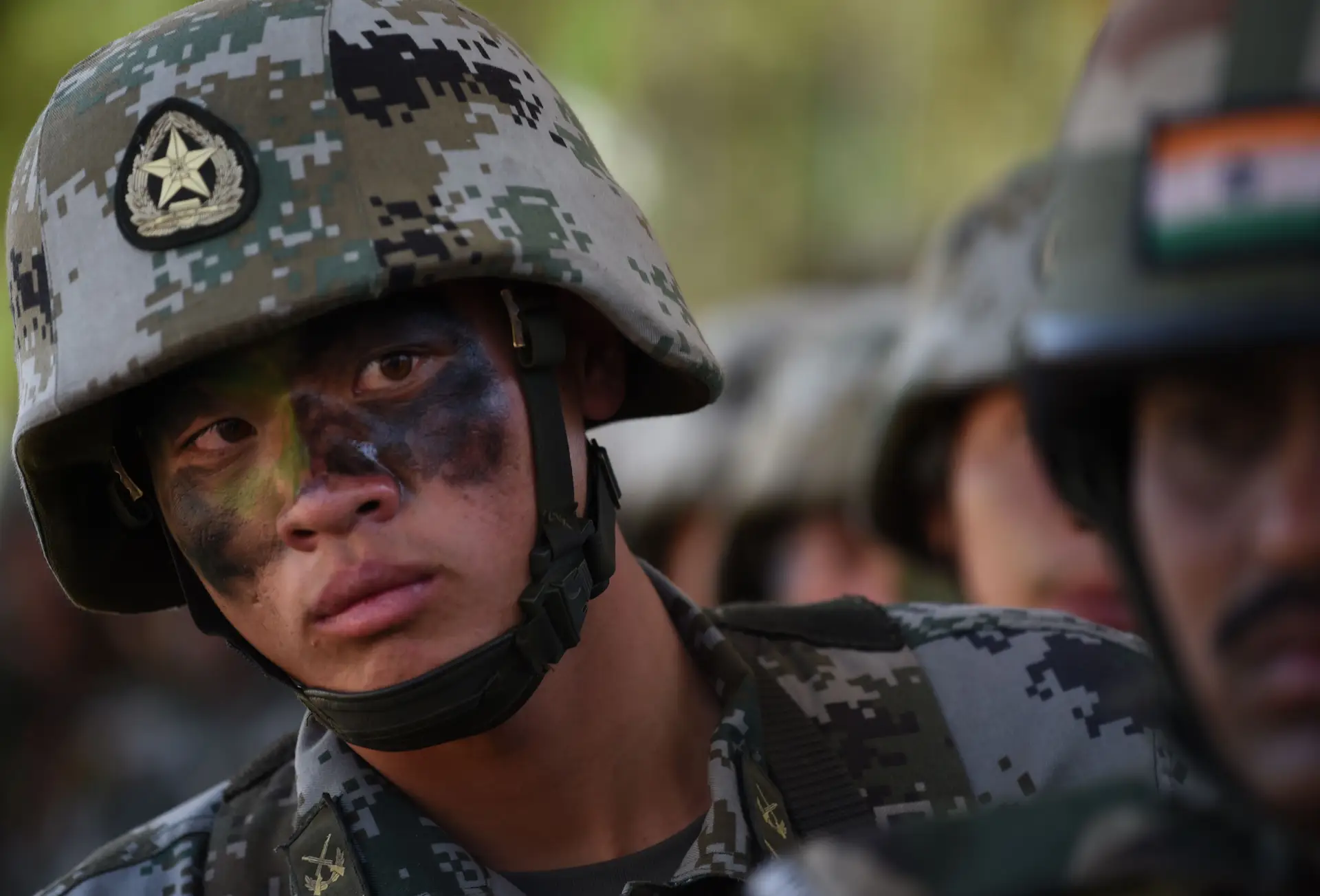 Militares chineses e indianos realizam anualmente um exercício militar conjunto, designado “Hand-in-hand” (Mão na mão)