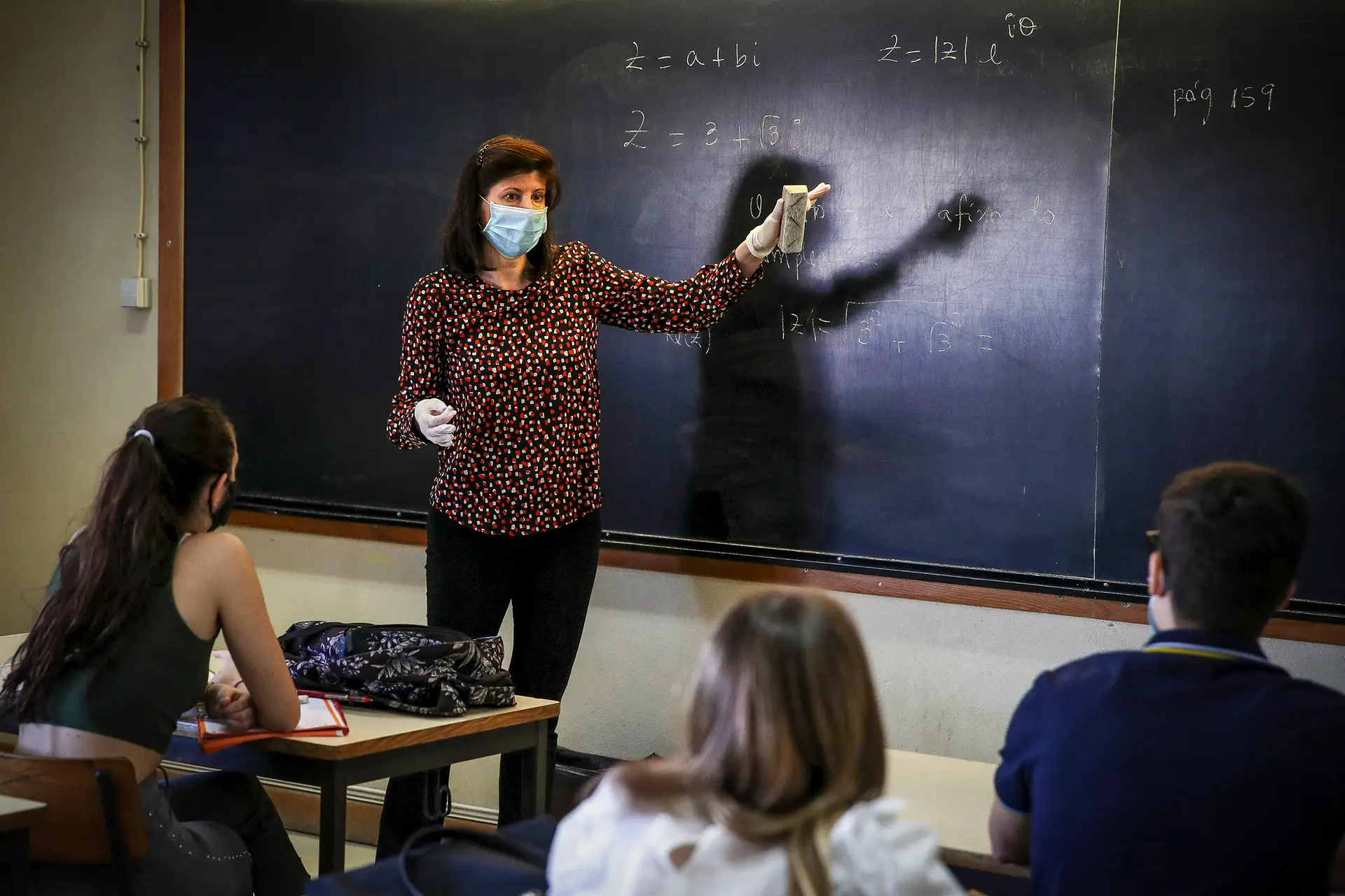 Escolas fecharam a 16 de março e só reabriram para o pré-escolar, 11º e 12º anos