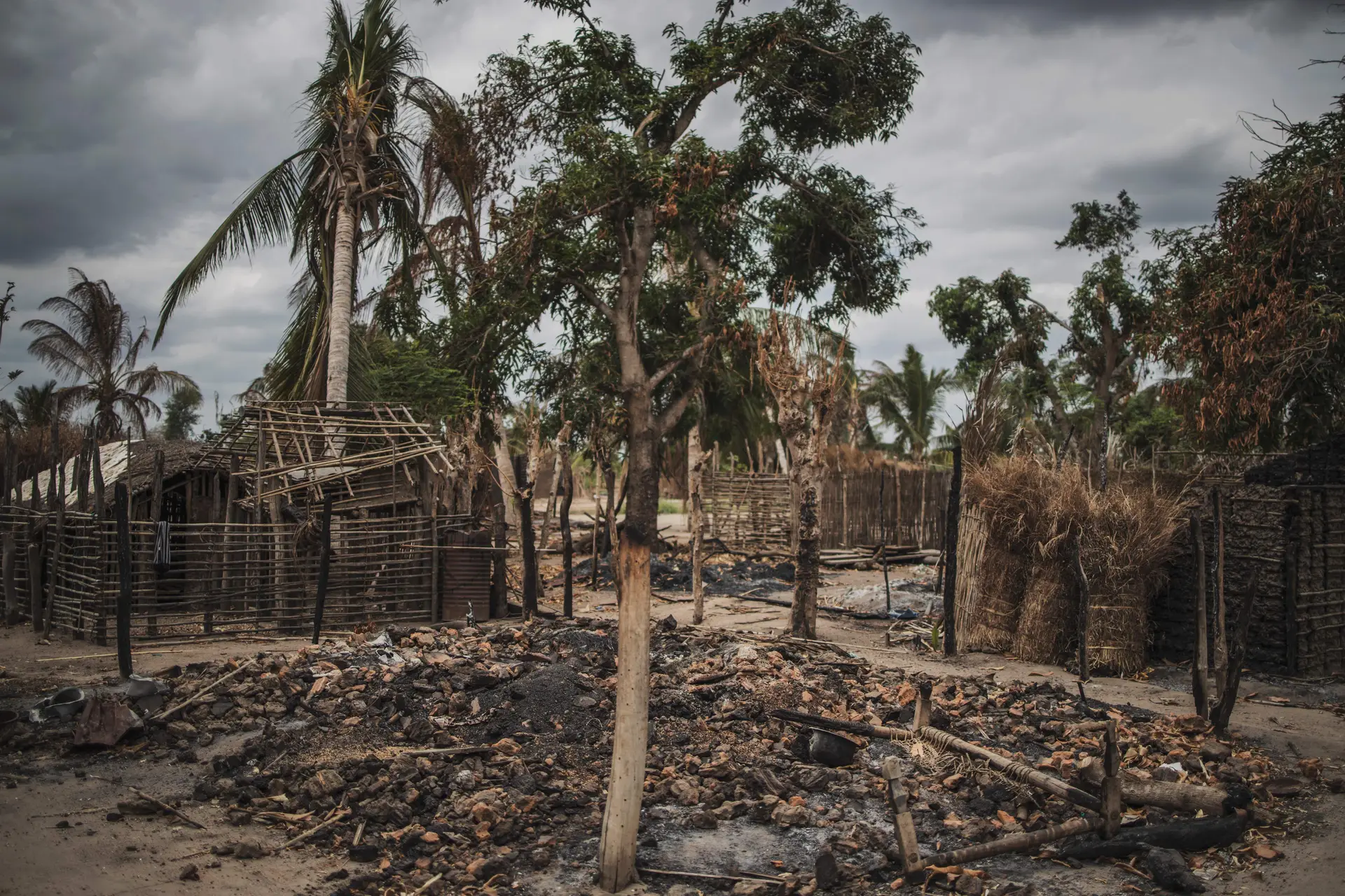 Destroços de uma casa queimada na Aldeia da Paz, no distrito moçambicano de Macomia, após ser atacada por um grupo islamita