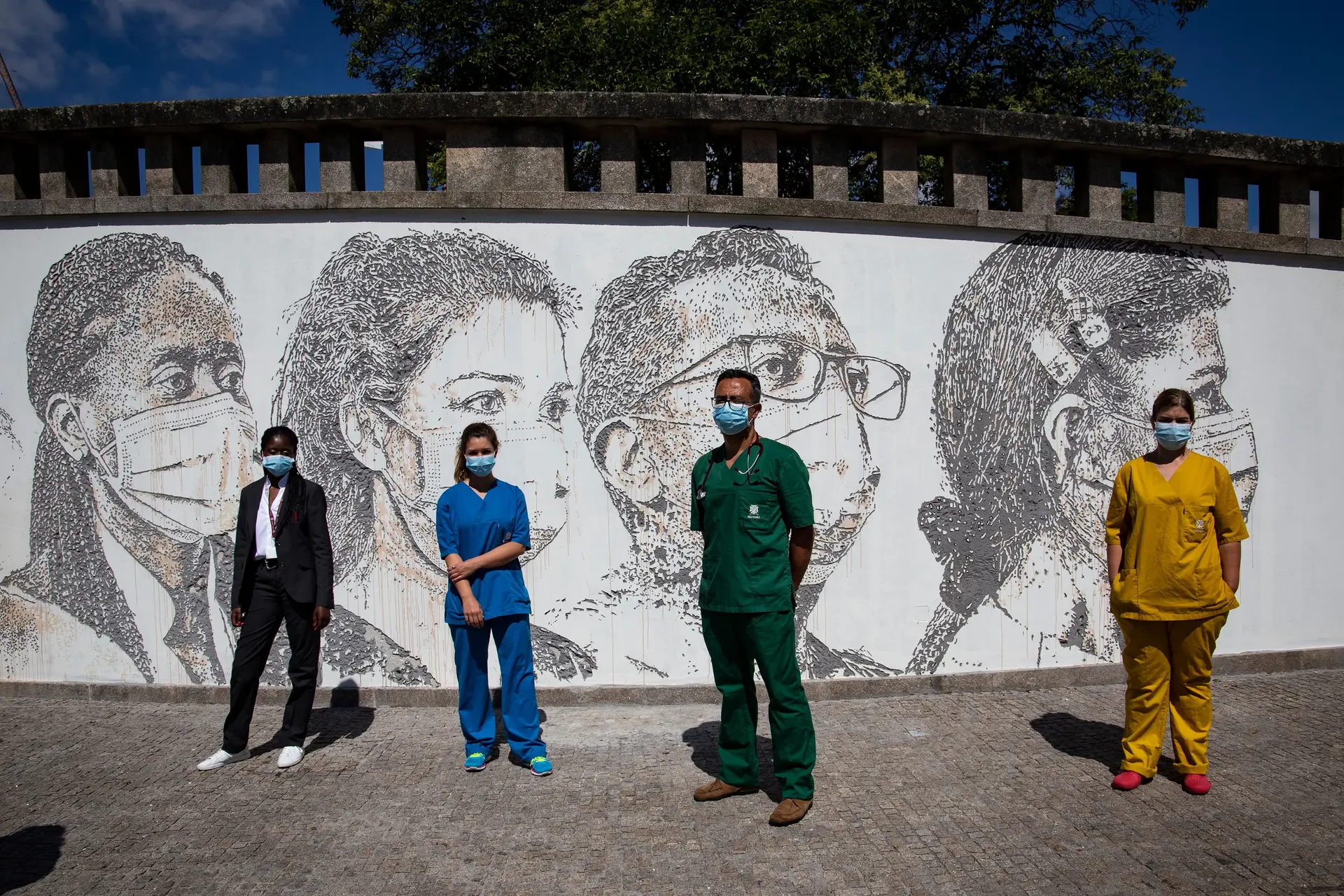 PORTUGAL. Um tributo aos profissionais de saúde e, simultaneamente, um incentivo ao uso de máscaras numa parede do Hospital de São João, no Porto, pelo artista Vhils