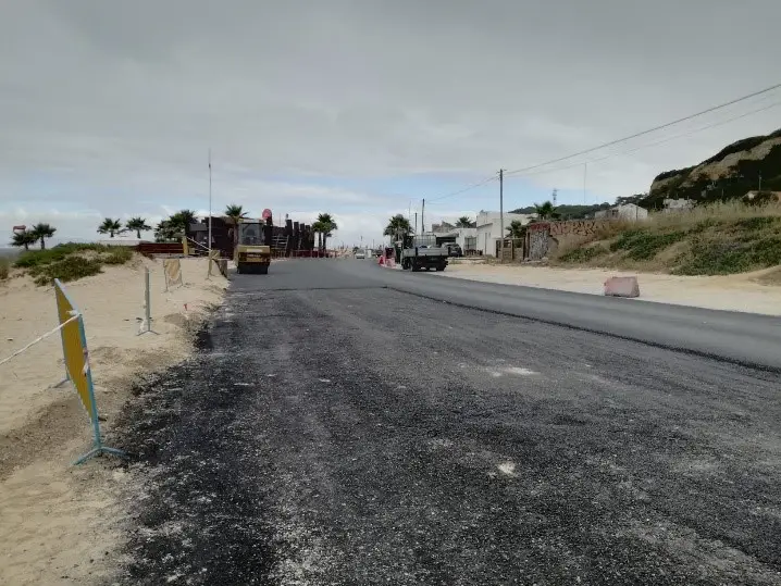Asfaltamento dos acessos à praia da Fonte da Telha espalham material betuminoso sobre a duna