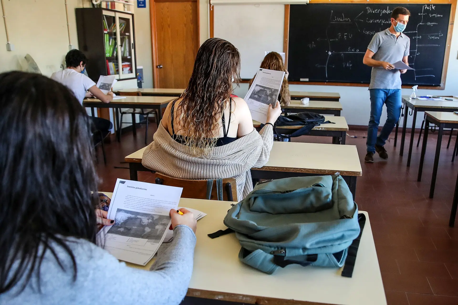 As máscaras vão continuar a ter de ser usadas dentro das escolas a partir do 2º ciclo do ensino básico