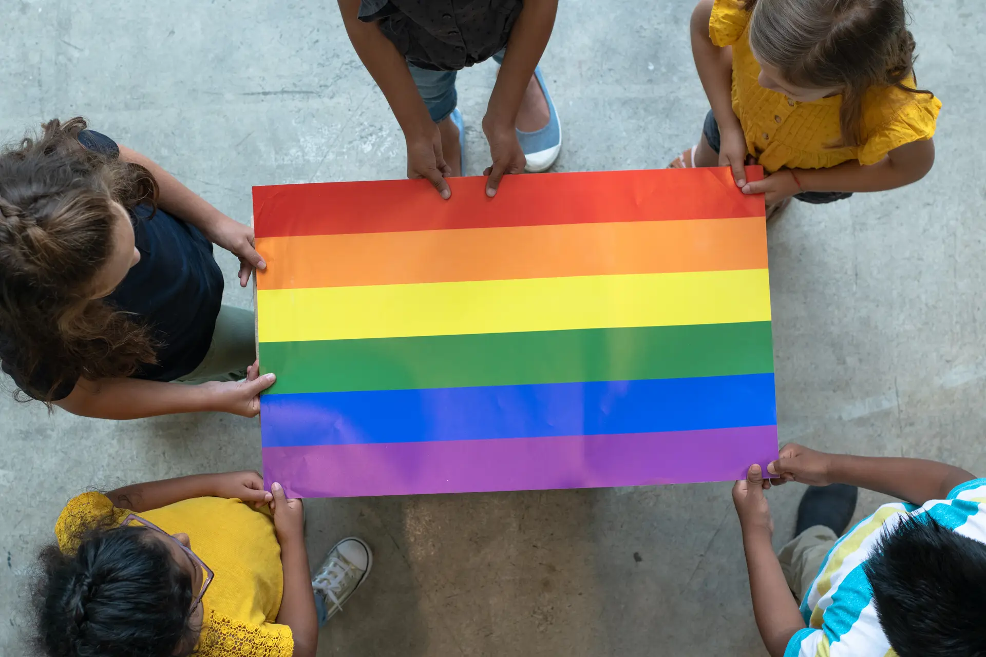 Falta formação aos profissionais que lidam com crianças e jovens LGBTI+ em Portugal
