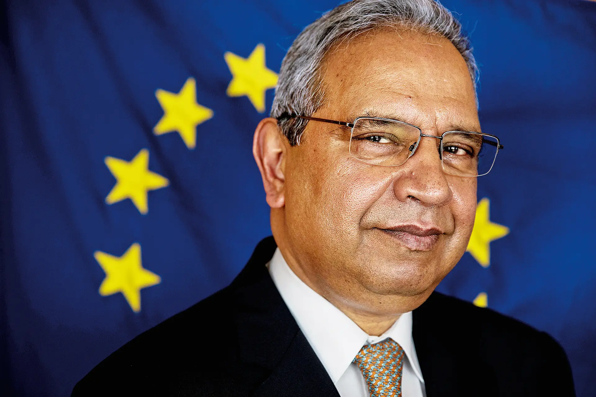 O ministro do planeamento, Nelson de Souza, coordena os fundos europeus