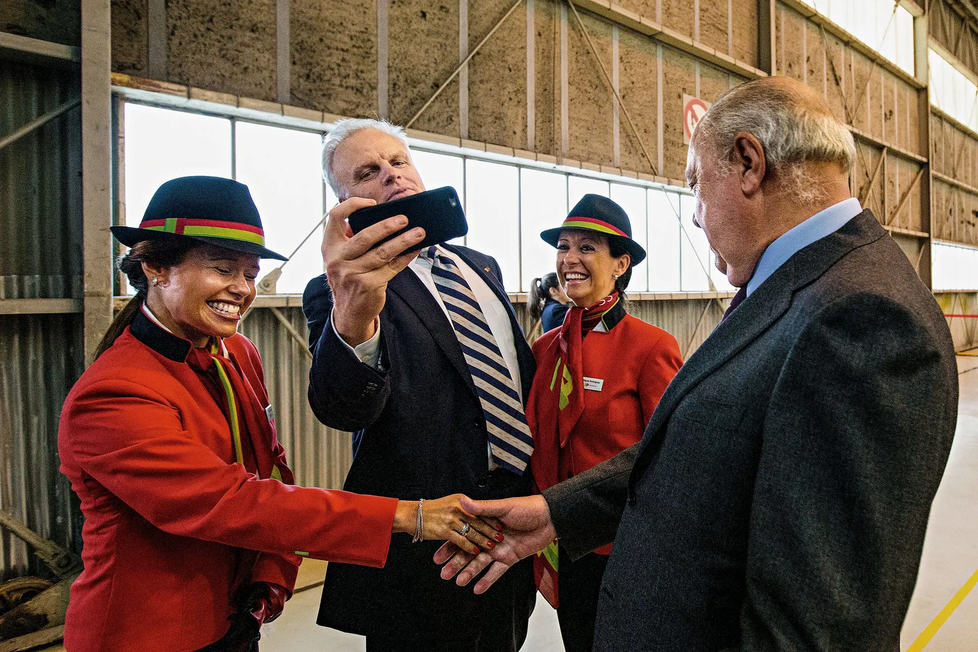 David Neeleman e Humberto Pedrosa criaram a Atlantic Gateway para ir à privatização da TAP, pela qual pagaram 10 milhões de euros. A capitalização da companhia foi feita com fundos vindos da Airbus