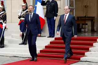 Édouard Phillippe (à esquerda) sai por desentendimentos com Macron; Jean Castex quer ser autónomo do Presidente mas é escolhido sobretudo para favorecer a reeleição deste último em 2022