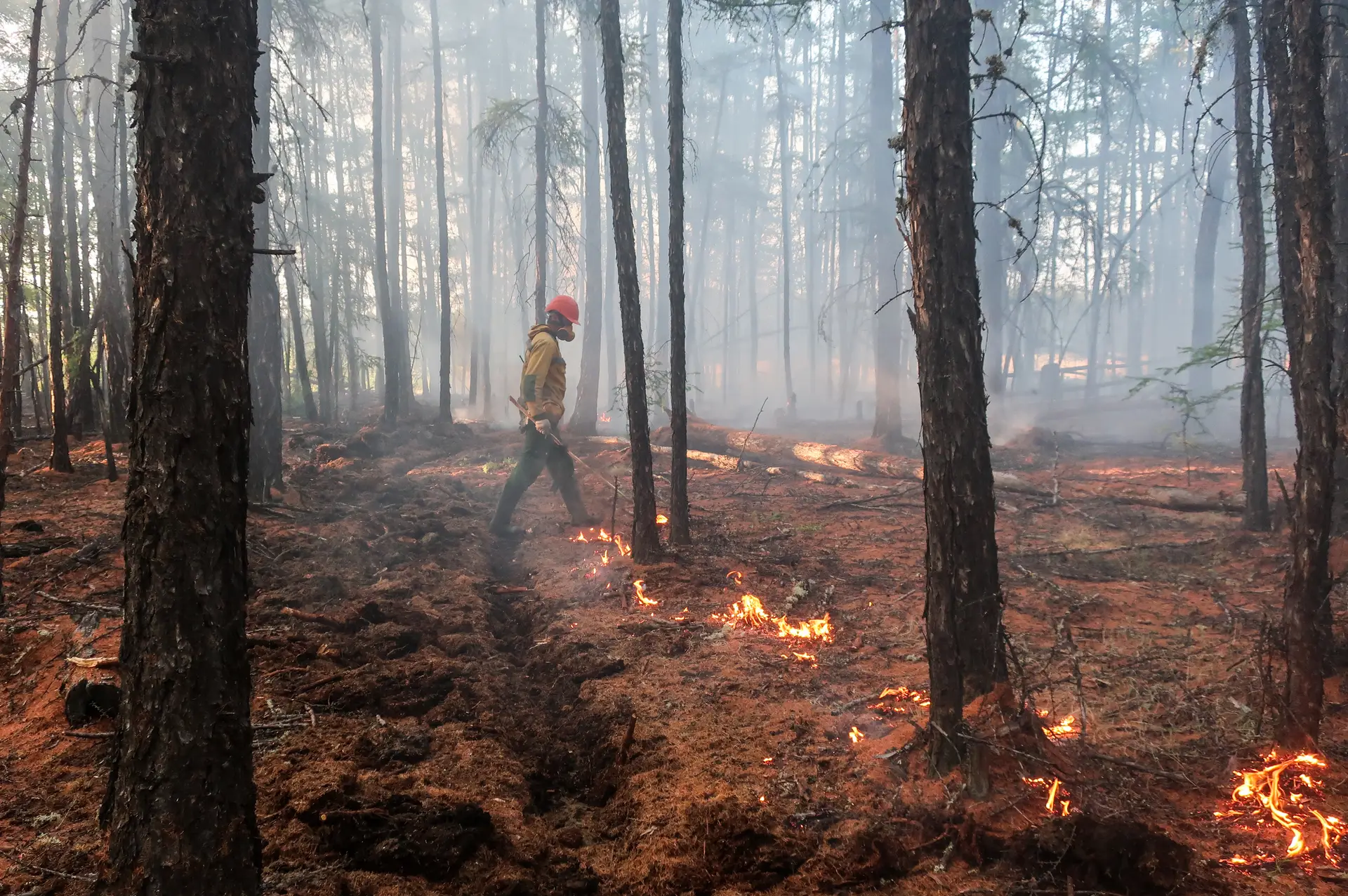Bombeiro durante um incêndio florestal em junho no centro de Yaktuia (República de Sakha), uma das regiões russas com maior risco de incêndio, com florestas estimadas em pelo menos 256.107 hectares ou 83,4% de todo o seu território