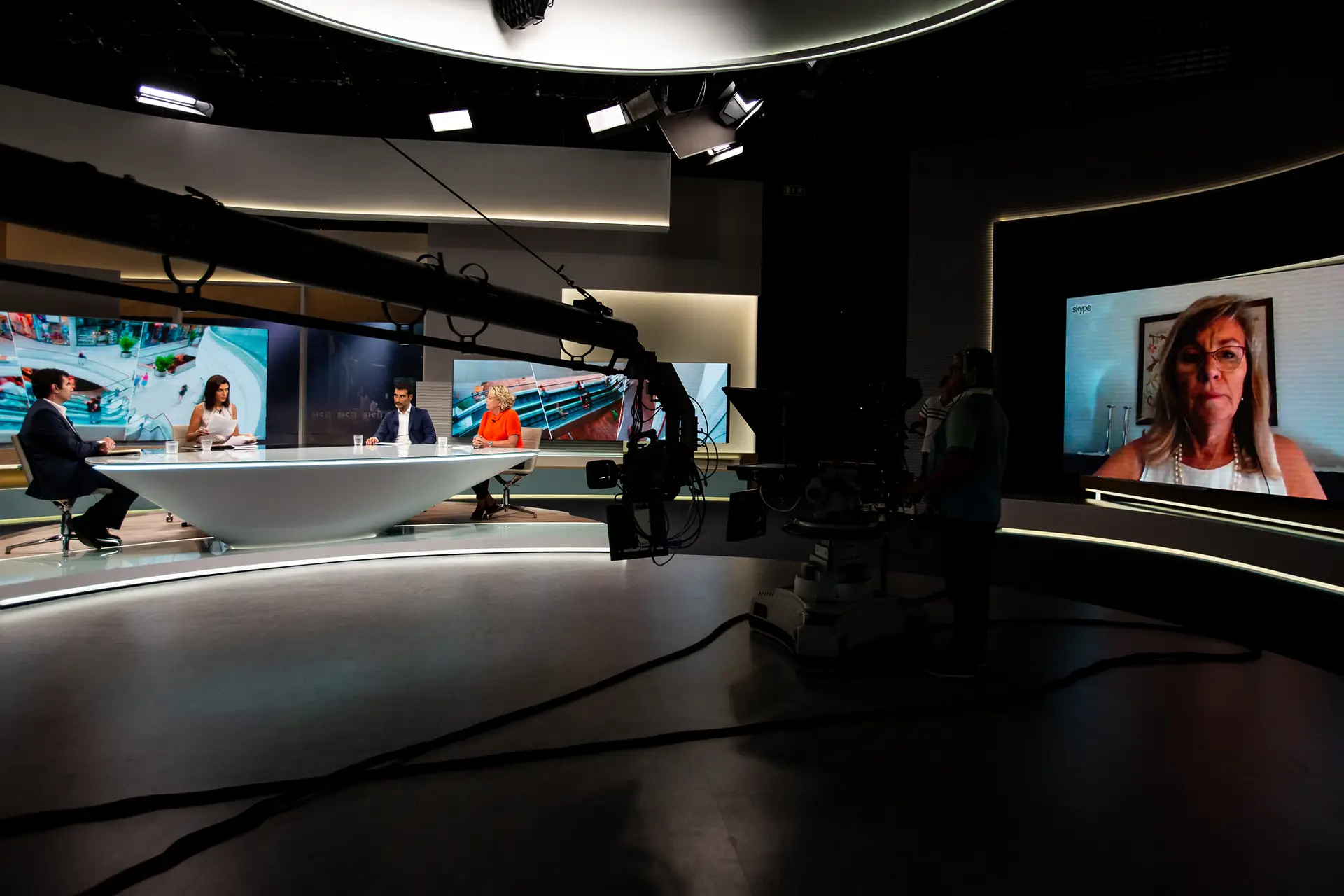 Depois da conferência online do CEO Retail Forum, seguiu-se a gravação de um programa na SIC Notícias moderado por Patrícia Carvalho, que em breve será exibido, e com outros protagonistas do sector:  Pedro Cid, CEO da Auchan; Nuno Luz, diretor-geral da FNAC; Helen Duphorn, country retail manager do IKEA Portugal; e Ana Paula Rafael, da Dielmar, que participou via Skype. Saiba as conclusões do debate na próxima edição impressa do Expresso