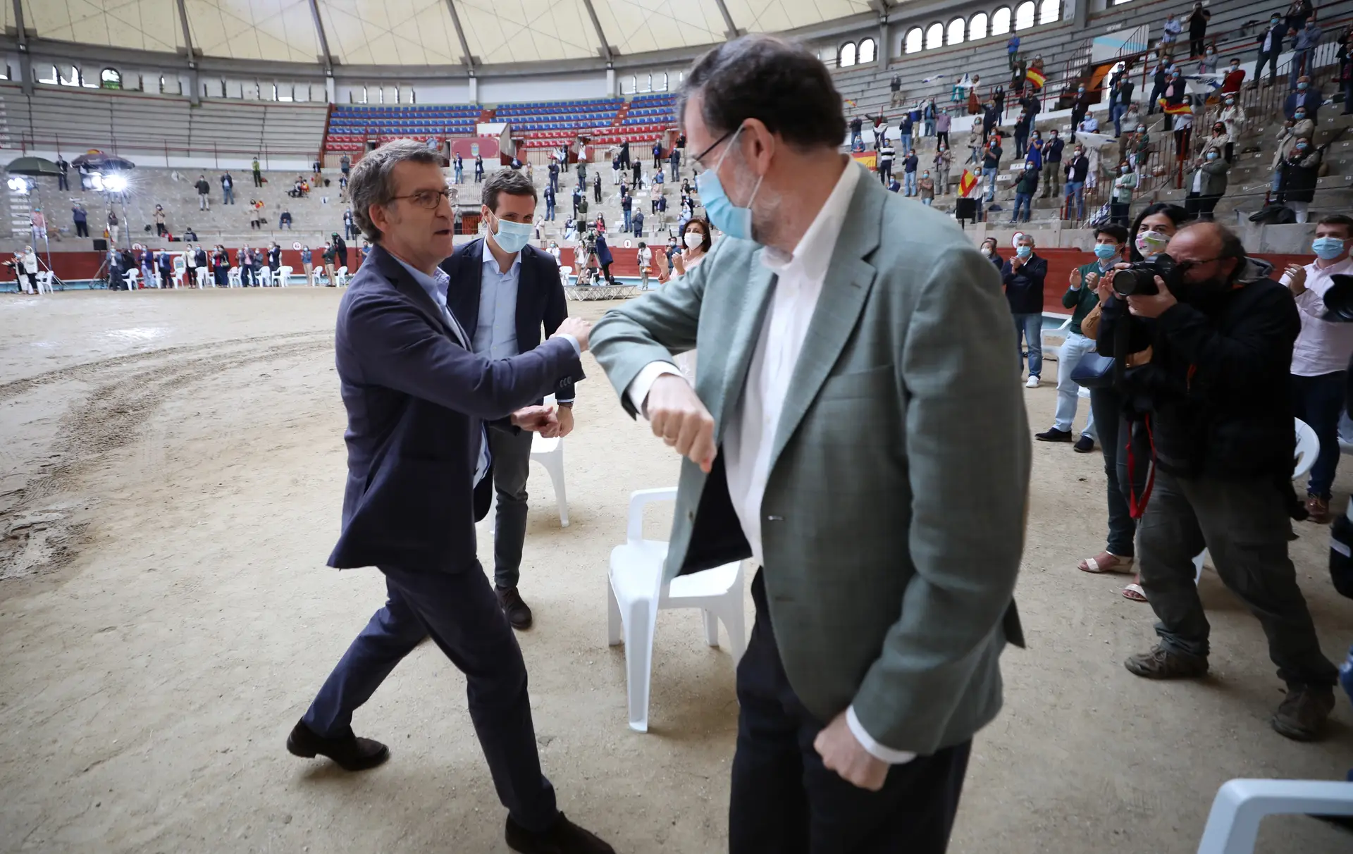 O presidente do governo galego, Alberto Núñez Feijoo, cumprimenta o ex-primeiro-ministro Mariano Rajoy durante um ato de campanha do PP em Pontevedra