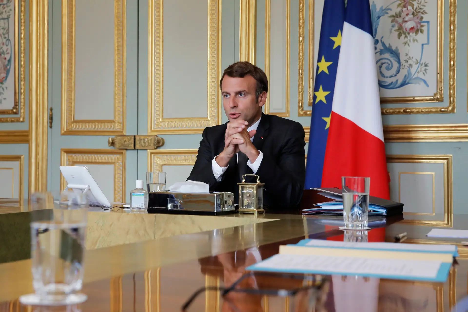 Macron classifica decapitação em França como "ataque terrorista islâmico"