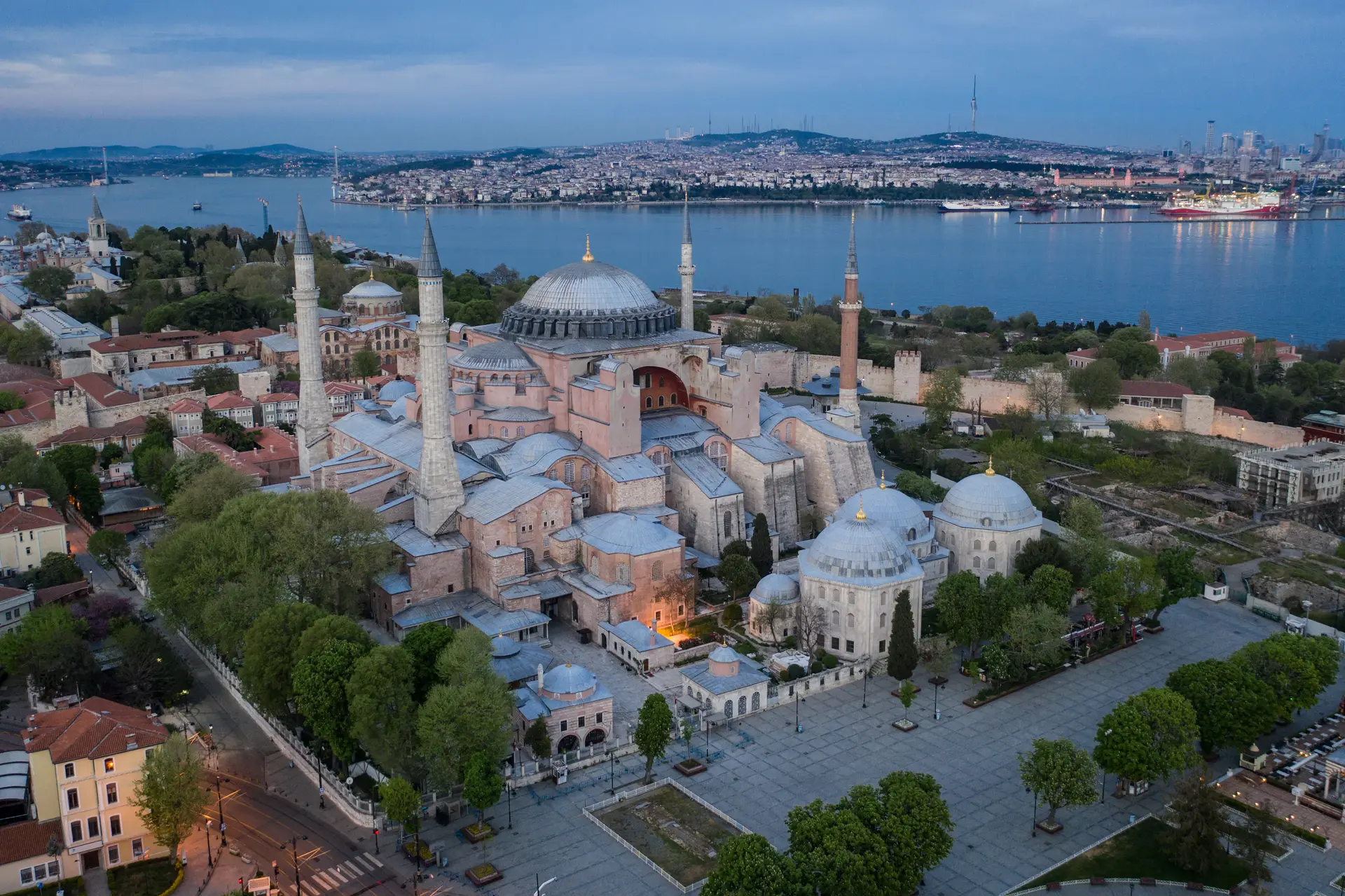 Toda a história da Hagia Sofia, da construção e sucessivas alterações até à recente decisão de Erdogan