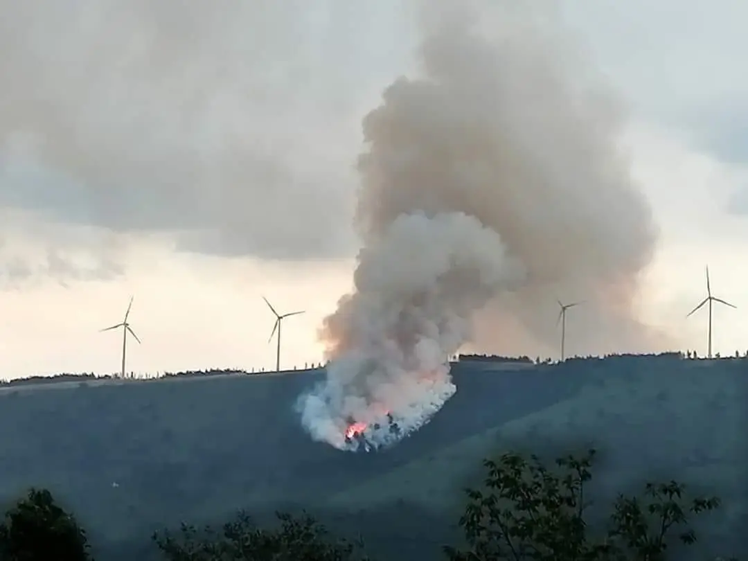 Um bombeiro morto e quatro feridos em incêndio na serra da Lousã