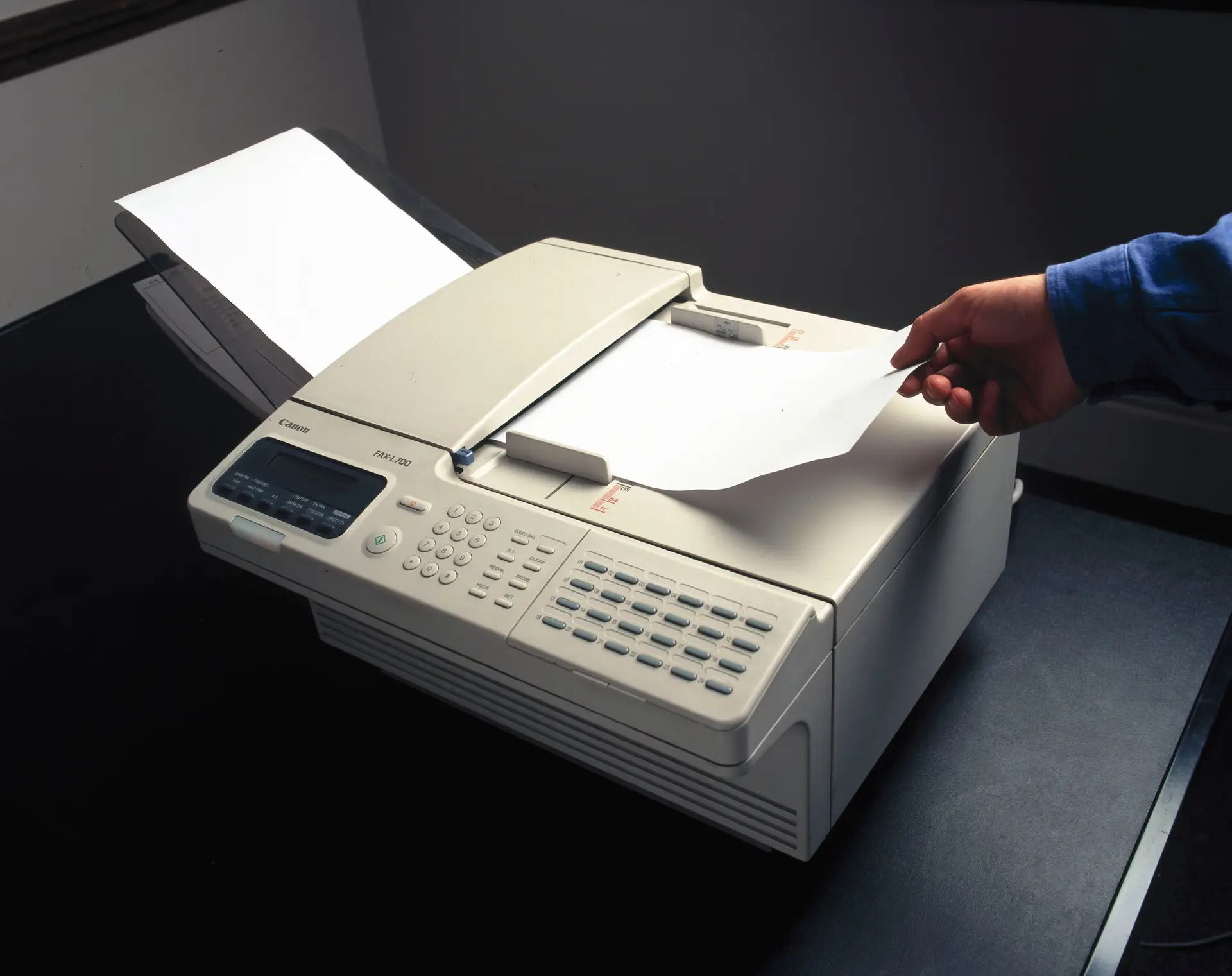 Covid. Há outra razão para os inúmeros casos de contágio nos EUA: chama-se fax