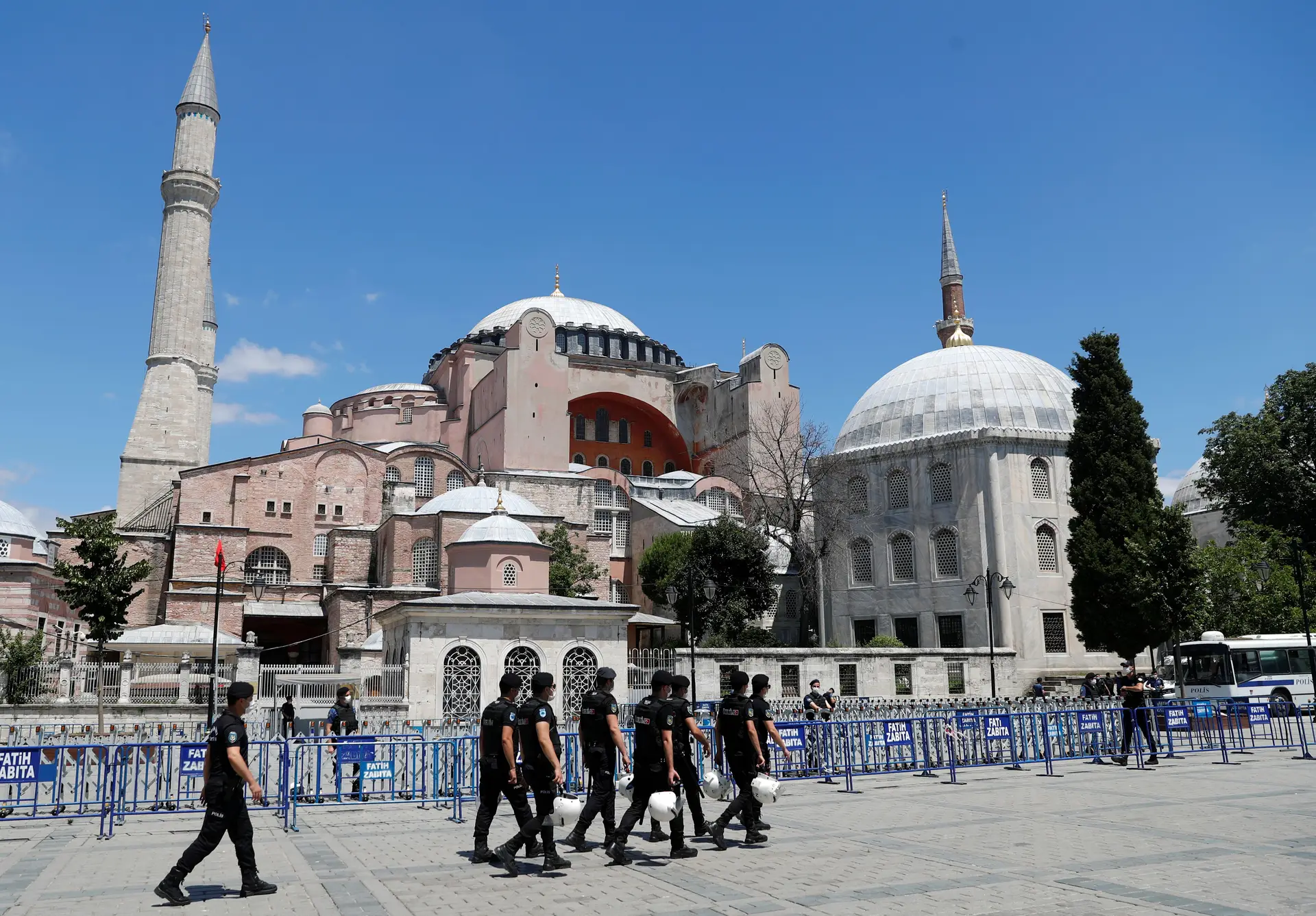 Ministros da UE criticam Turquia por estatuto de catedral e perfurações no mar