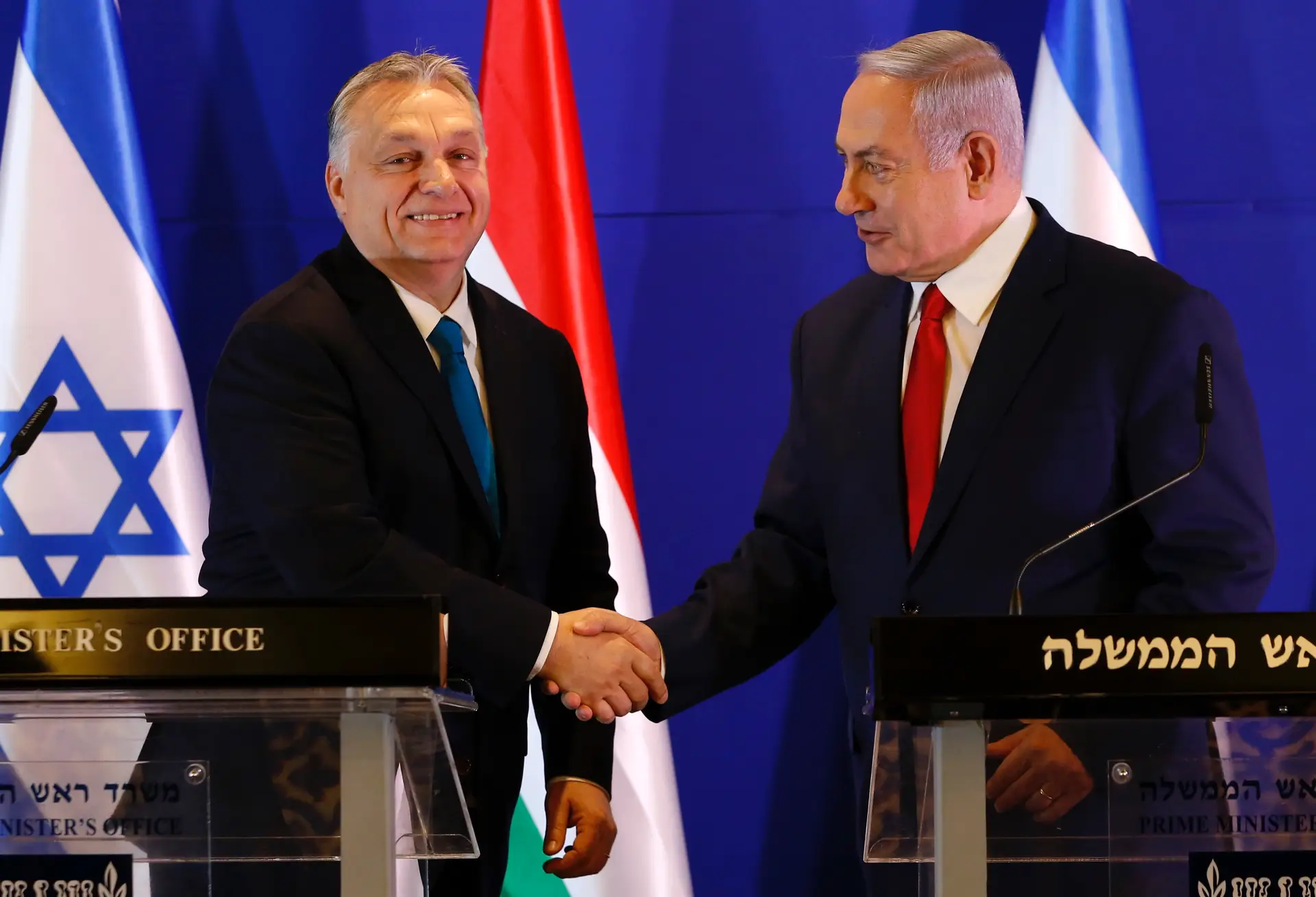 Viktor Orbán e Benjamin Netanyahu, chefes de Governo da Hungria e de Israel, respetivamente, durante uma conferência de imprensa, em Jerusalém, em fevereiro de 2019