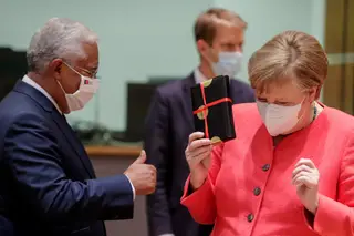 Costa e Merkel: em cimeira difícil, trocaram presentes