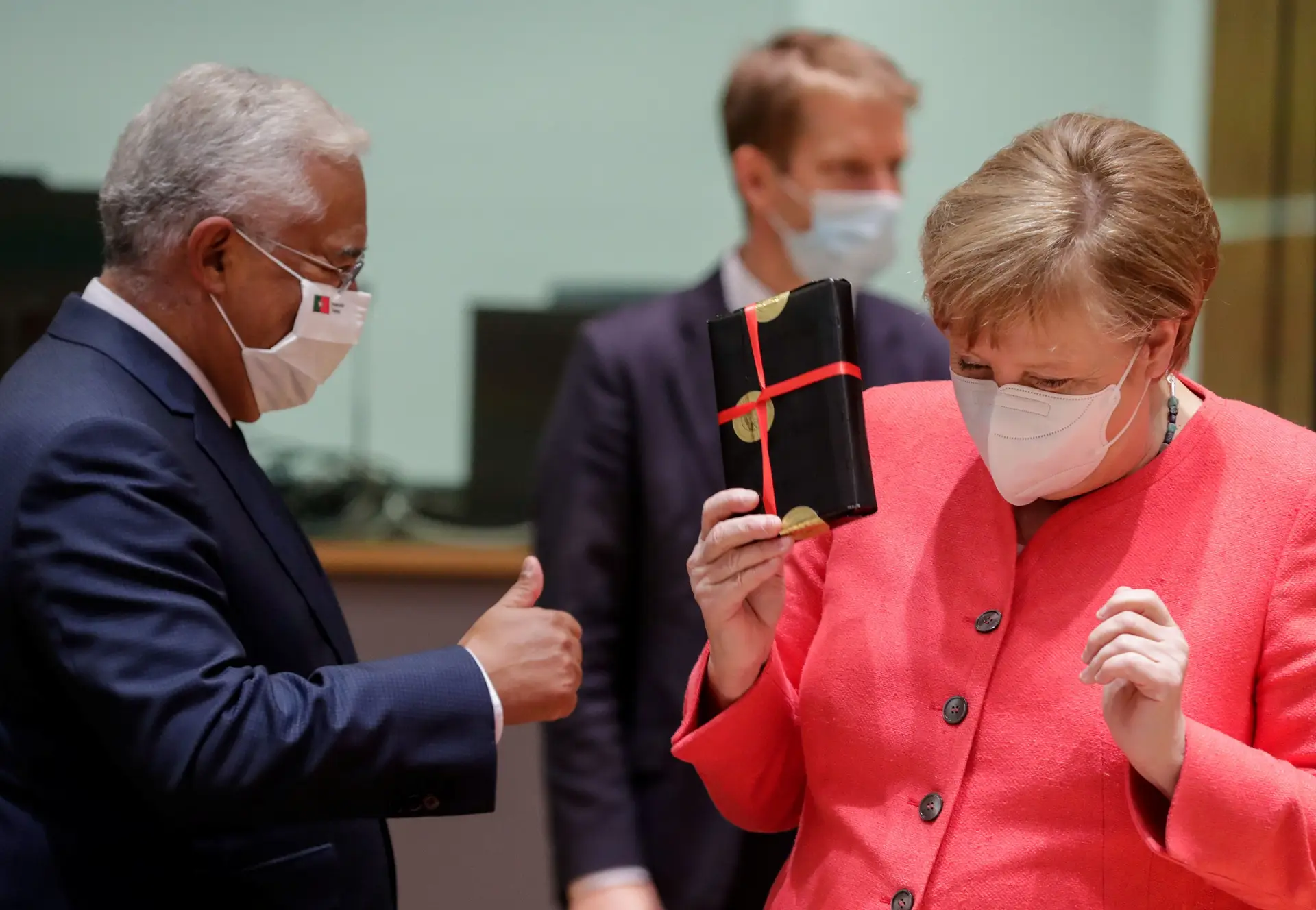 Costa e Merkel: em cimeira difícil, trocaram presentes