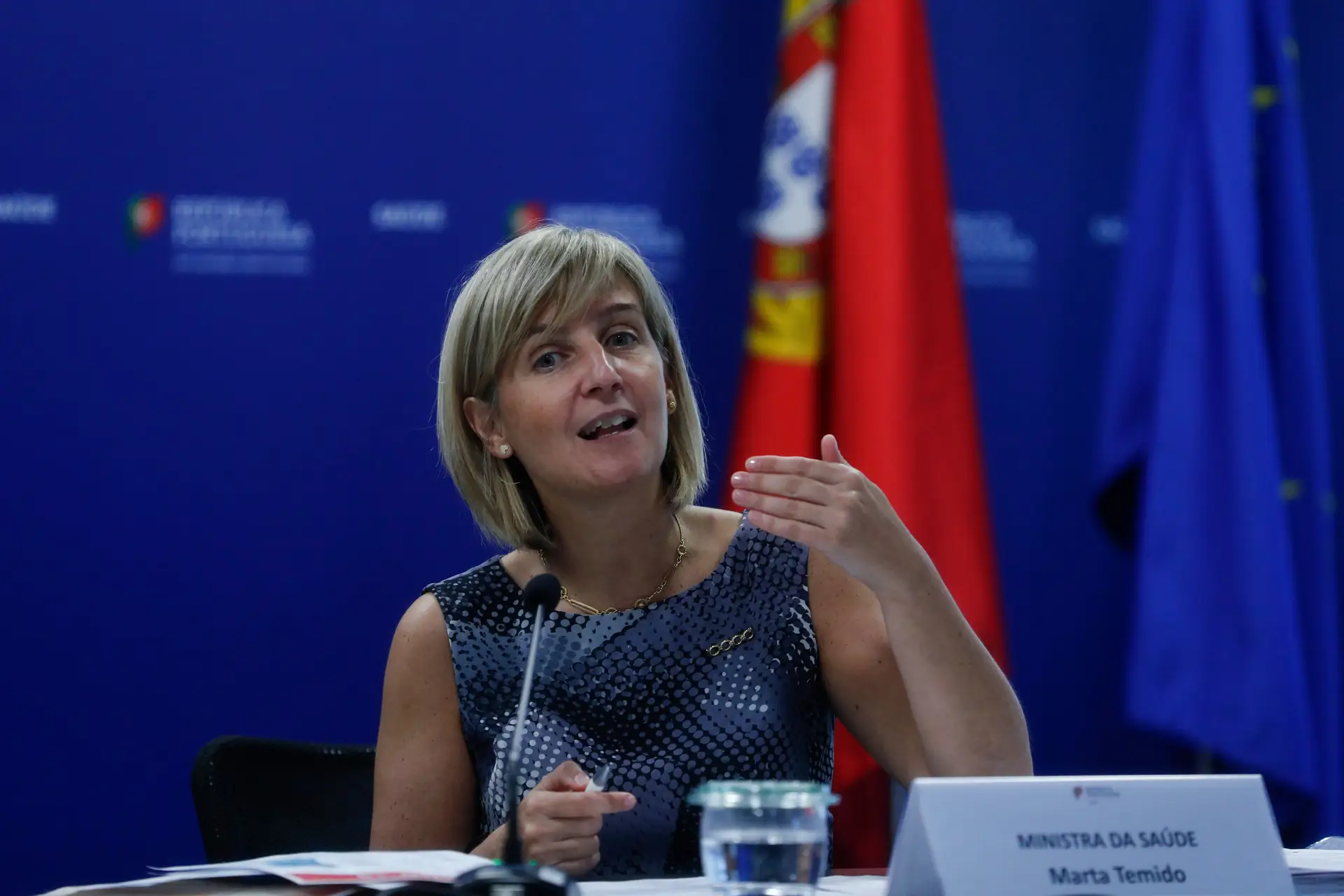 Marta Temido e Pedro Nuno Santos divergem. Ministra da Saúde recusa acabar com as limitações na lotação dos transportes