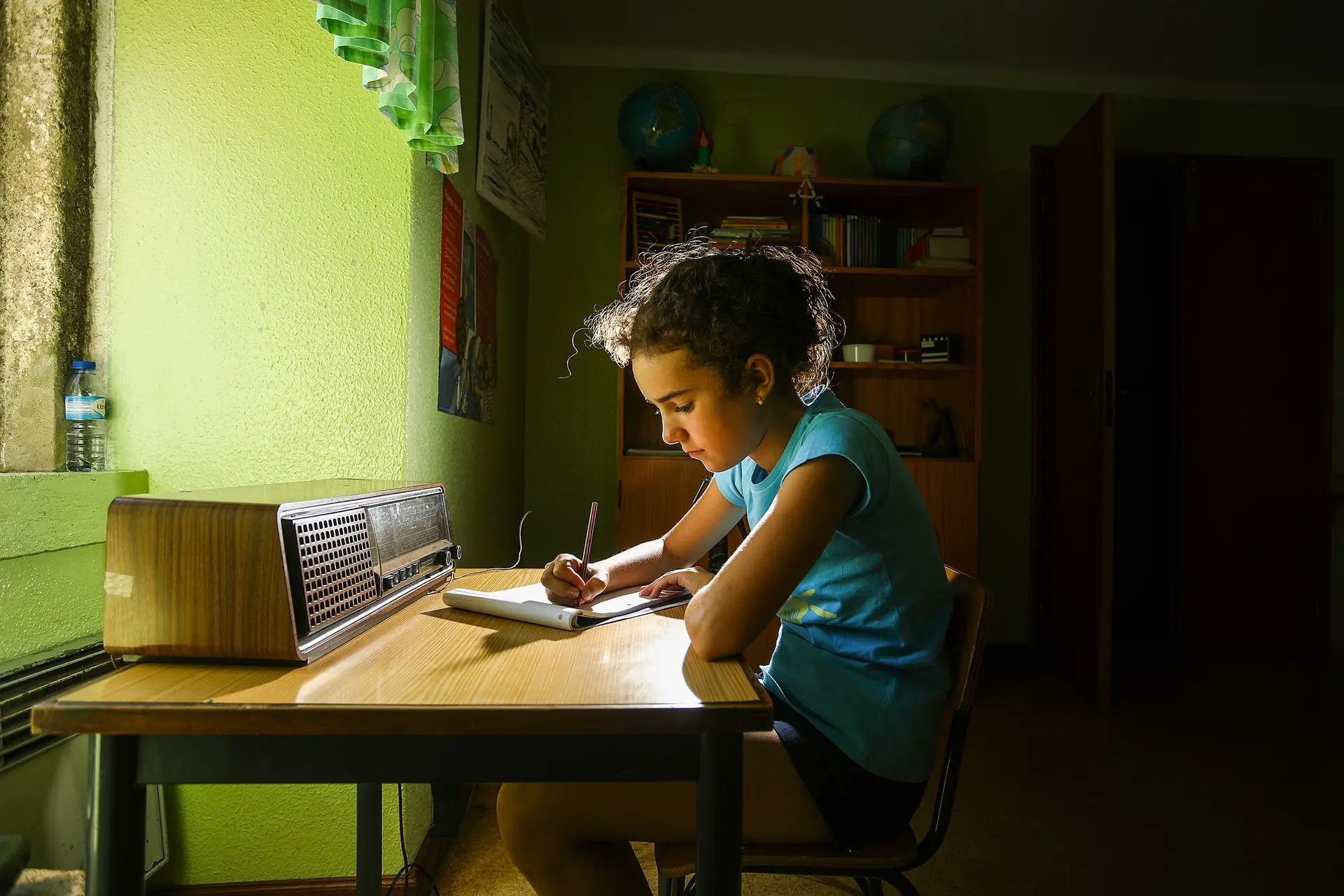 Maria Marques, 10 anos, mora na aldeia de Águas. As aulas de Estudo do Meio chegaram pela rádio