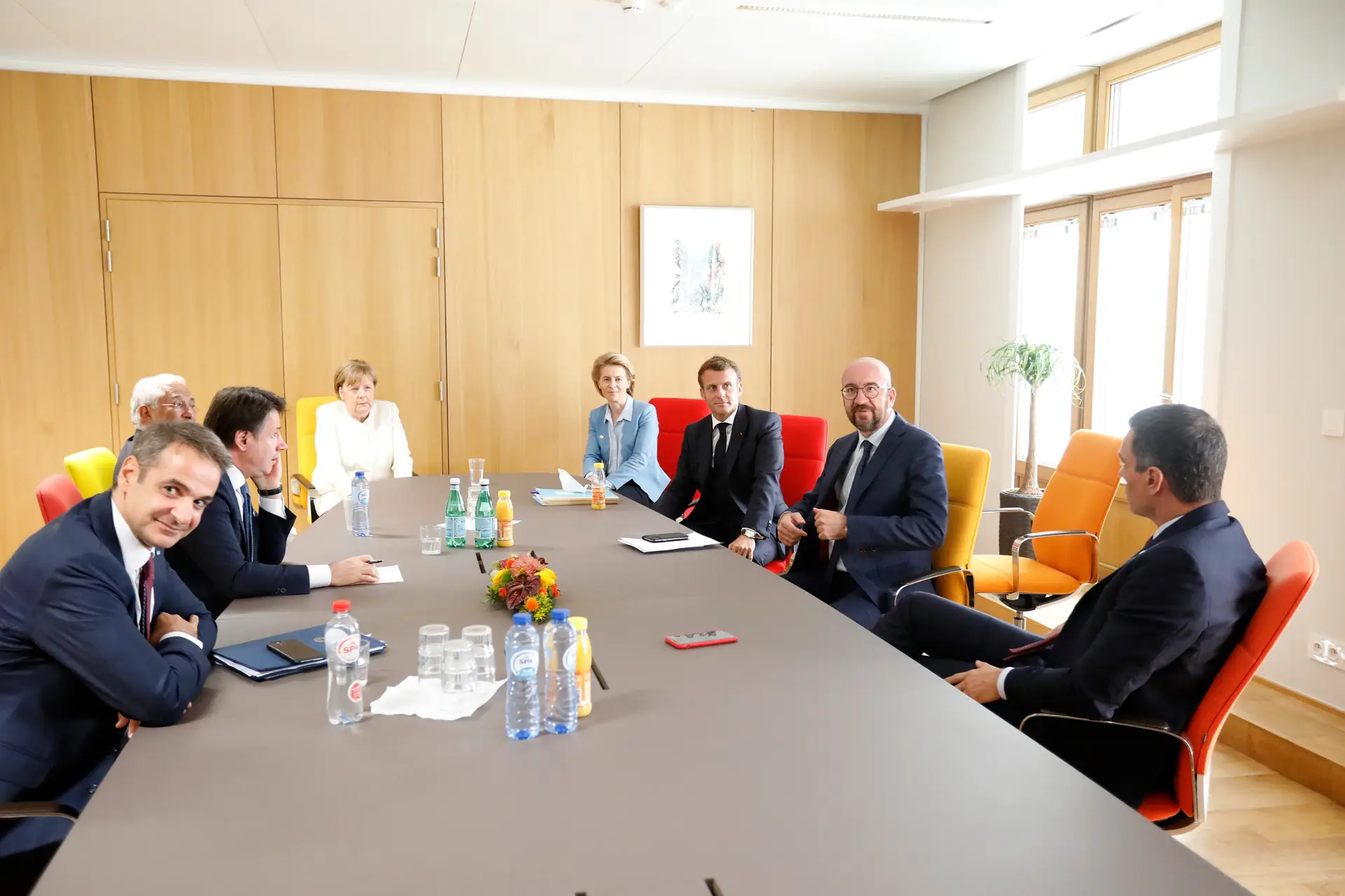Kyriakos Mitsotakis (Grécia), Giuseppe Conte, António Costa (Portugal), Angela Merkel (Alemanha), Ursula von der Leyen (Comissão Europeia), Emmanuel Macron (França, Charles Michel (Conselho Europeu) e Pedro Sánchez (Espanha).