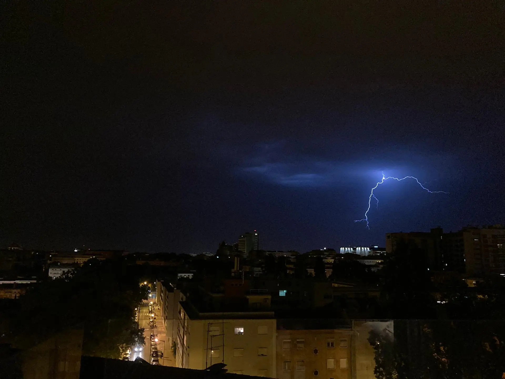 A trovoada vista da zona da avenida dos EUA, no centro de Lisboa