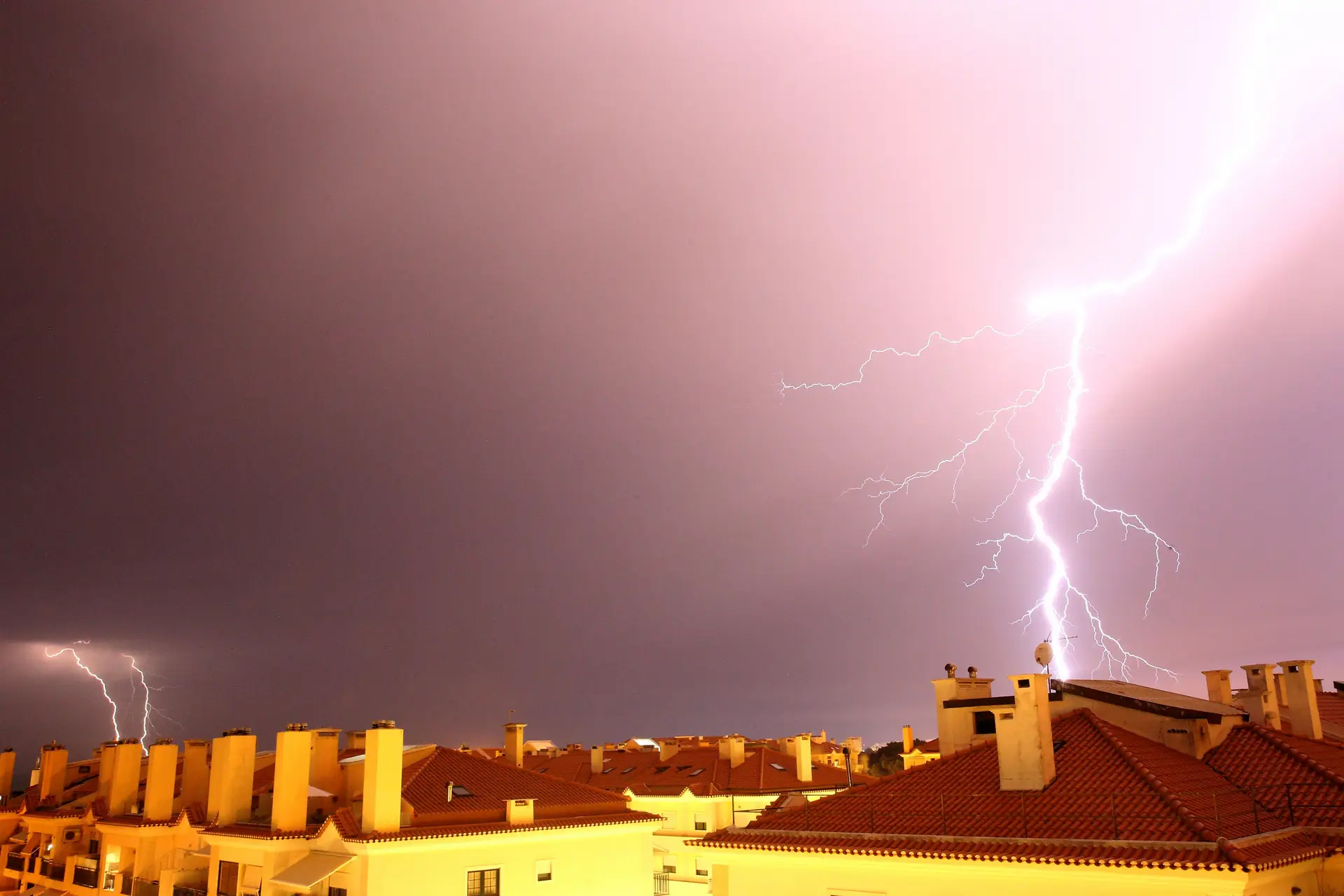 Noite de trovoada: 13.500 descargas elétricas em 12 horas, mais de 2.