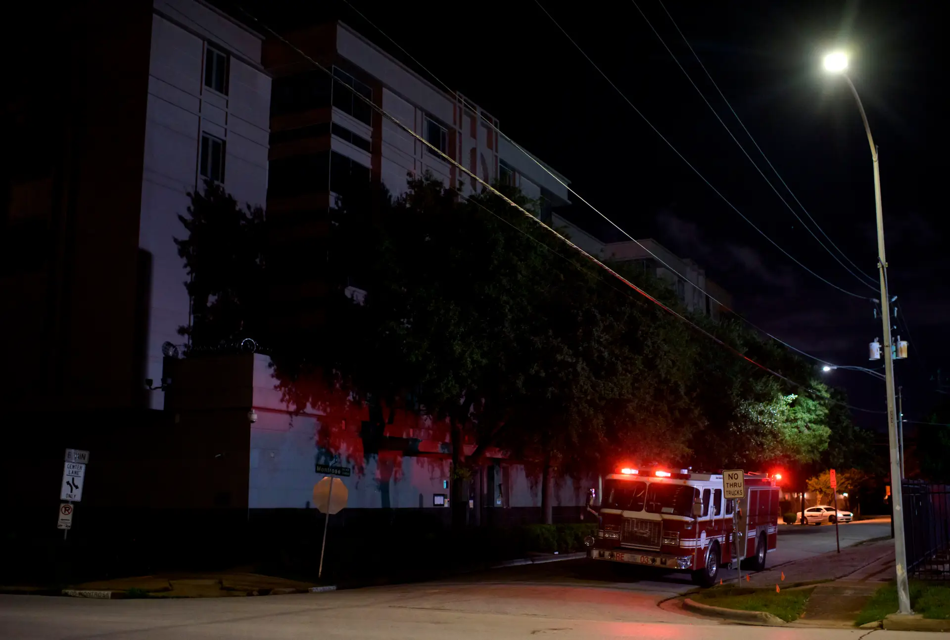 Viatura dos bombeiros de Houston parada junto ao consulado chinês daquela cidade do Texas, na madrugada desta quarta-feira