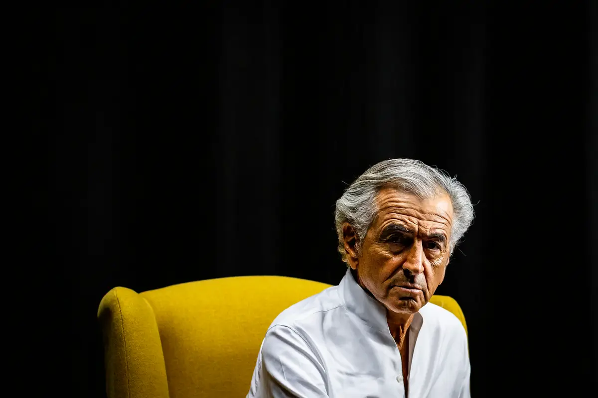 Registo Bernard-Henri Lévy fotografado na semana passada nos estúdios do Expresso