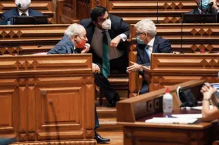 António Costa pede à PGR que suspenda as vendas do Novo Banco