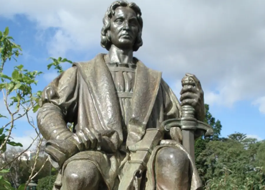 Estátua de Cristóvão Colombo, num jardim do Funchal.