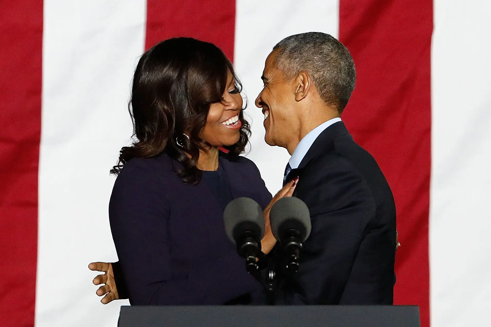 Barack e Michelle Obama regressaram à Casa Branca para inaugurar retratos oficiais