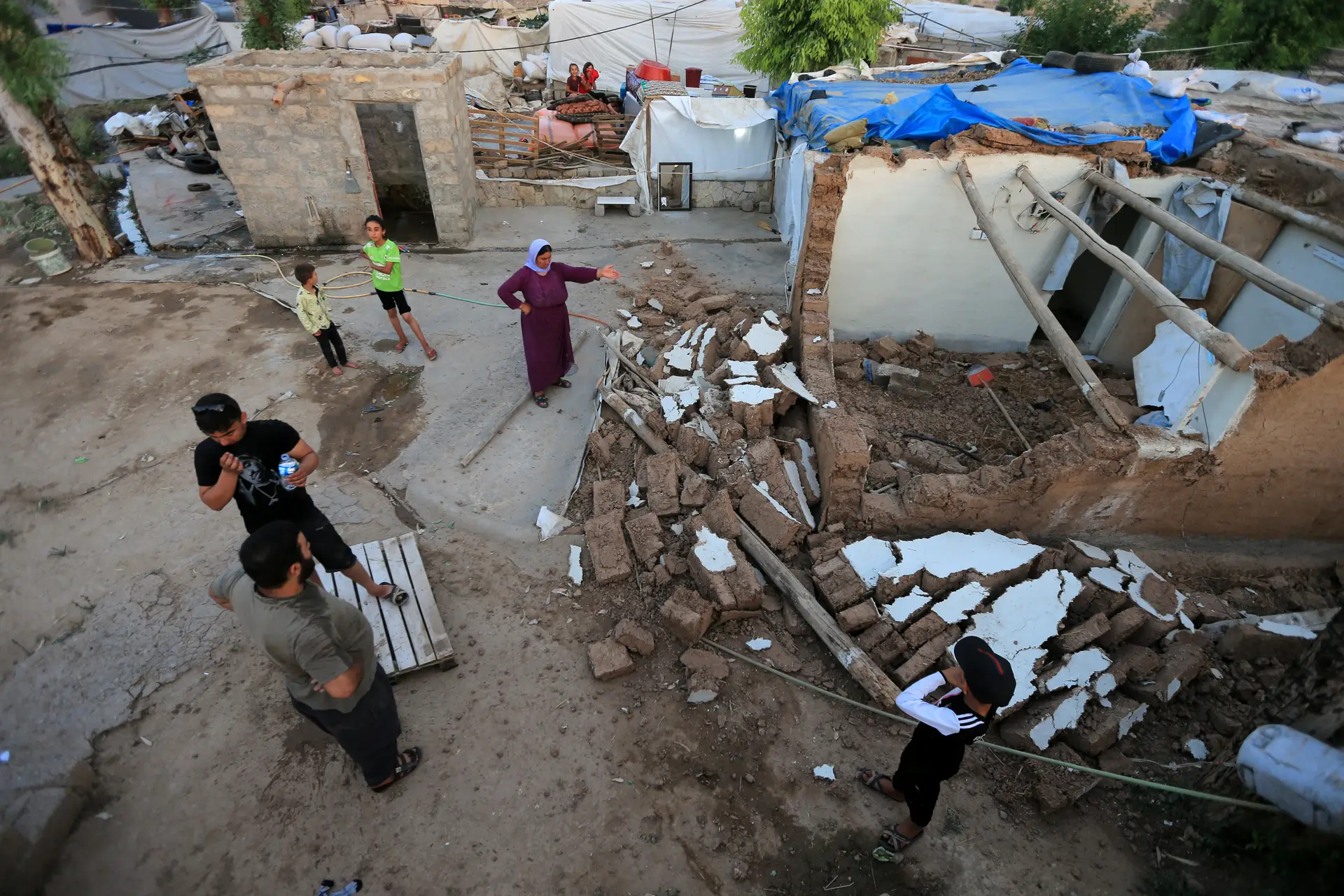 A vida da comunidade yazidi no Iraque mantém-se difícil. Aqui, famílias desalojados para conter a covid-19 regressam aos destroços que deixaram para trás  